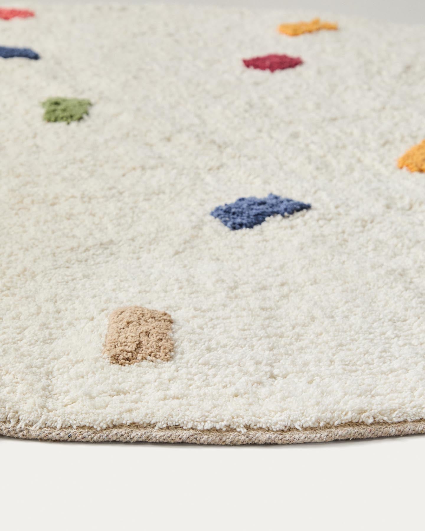 Runder Teppich Epifania aus 100 % Baumwolle, weiß mit bunten Punkten Ø 100 cm in Weiß präsentiert im Onlineshop von KAQTU Design AG. Teppich ist von Kave Home