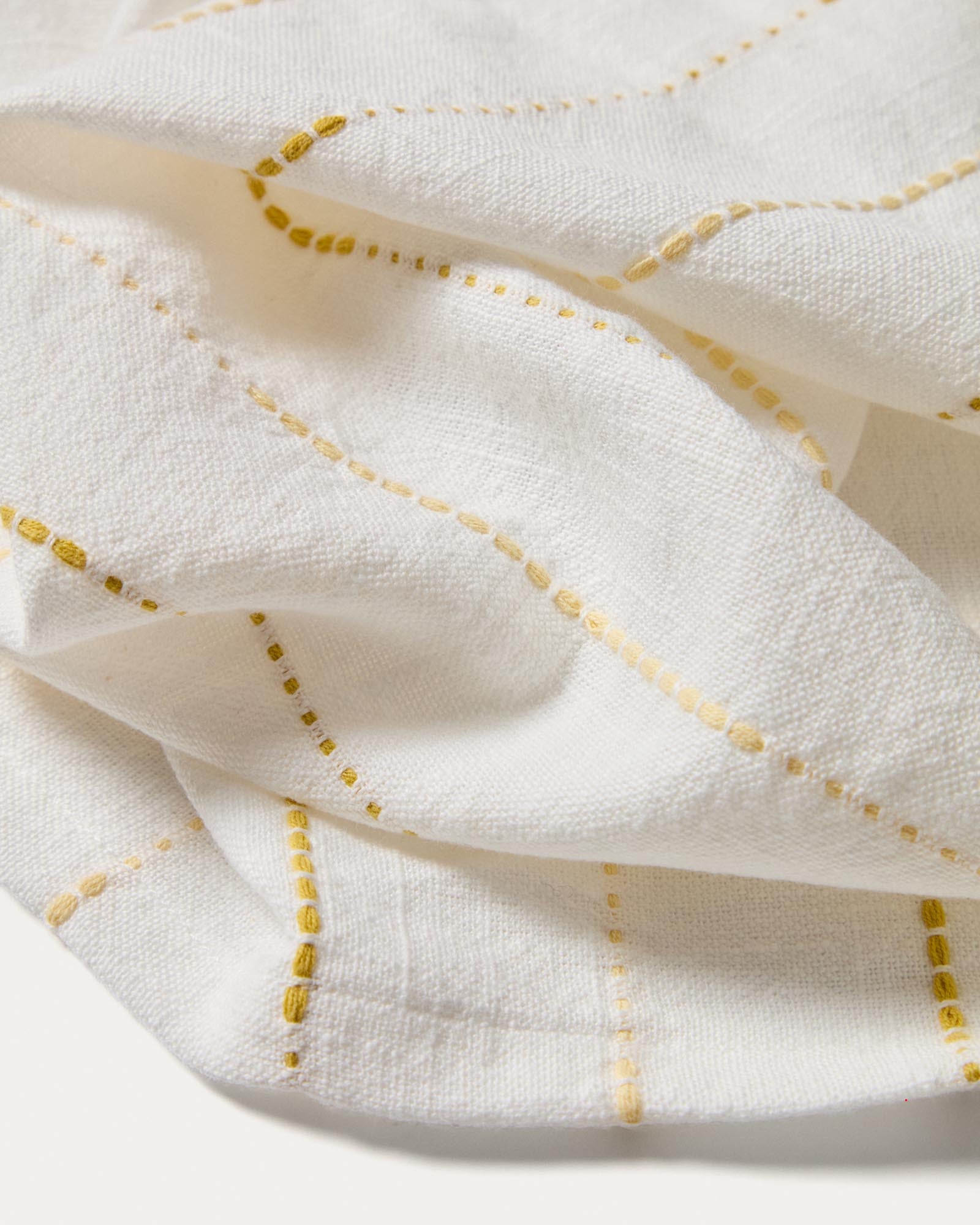 Elegantes Set Anila mit zwei gelben Servietten aus Baumwolljacquard, ideal für stilvolle Tischdekoration, 35 x 35 cm, von Kave Home.