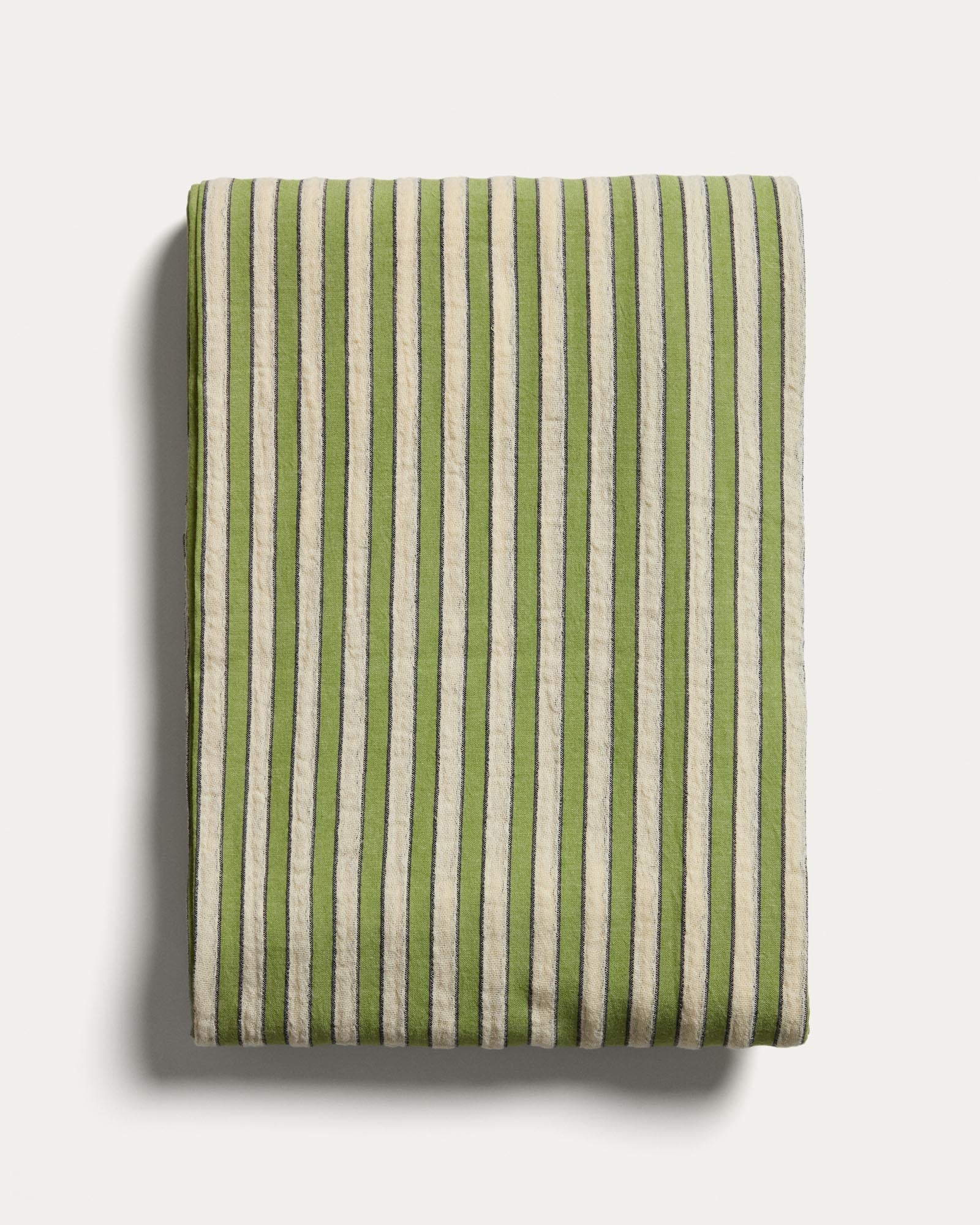 Tischdecke Ulena aus 100 % Baumwolle mit grünen Streifen 170 x 250 cm in Beige präsentiert im Onlineshop von KAQTU Design AG. Tischdecke ist von Kave Home