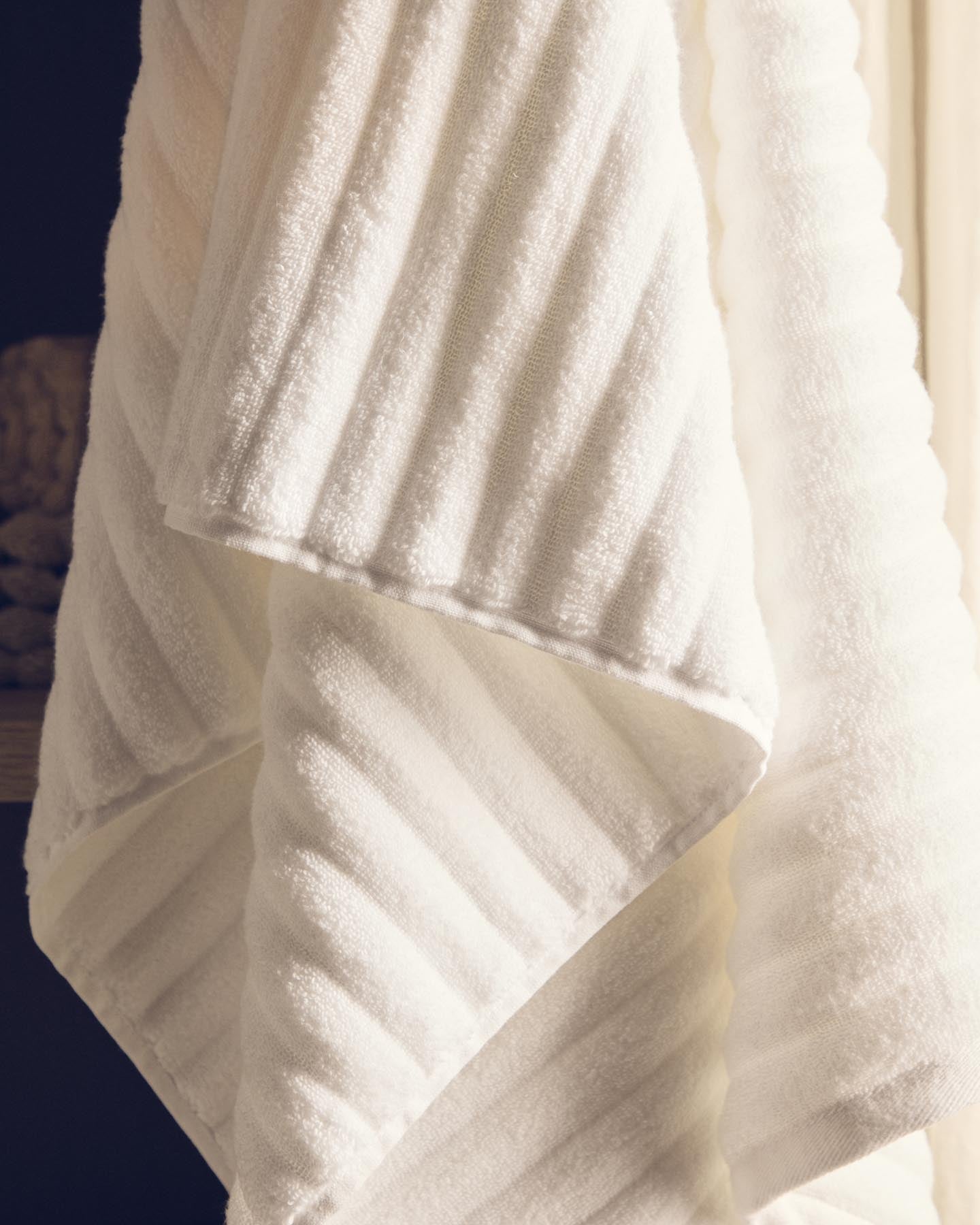 Handtuch Navira aus 100 % Baumwolle, weiß, 50 x 90 cm in Weiß präsentiert im Onlineshop von KAQTU Design AG. Handtuch ist von Kave Home