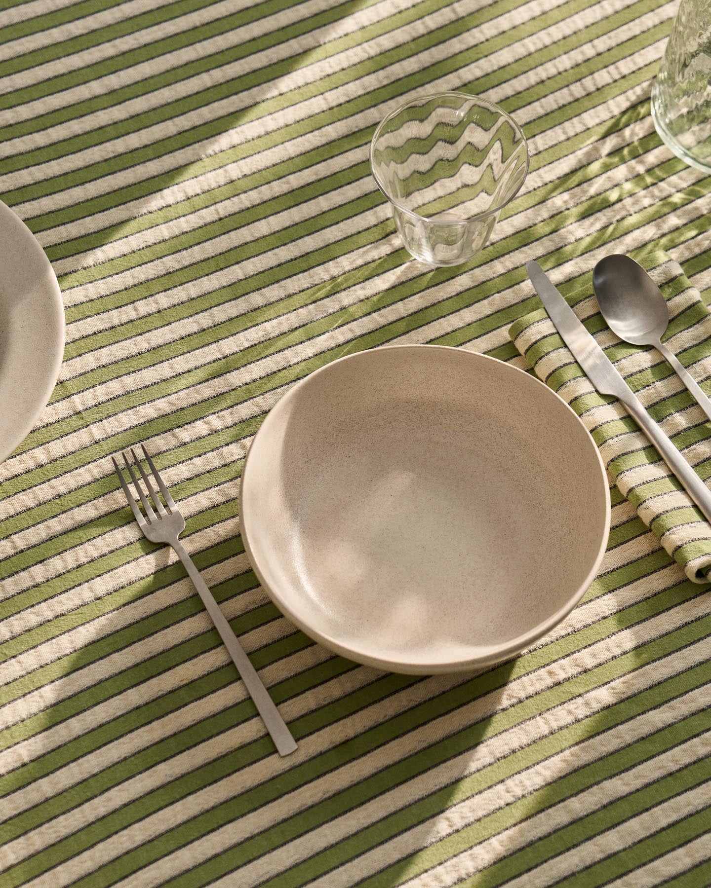 Set Ulena mit 2 einzelnen Tischdecken aus 100 % Baumwolle mit grünen Streifen, 35 x 50 cm in Grün präsentiert im Onlineshop von KAQTU Design AG. Tischset ist von Kave Home