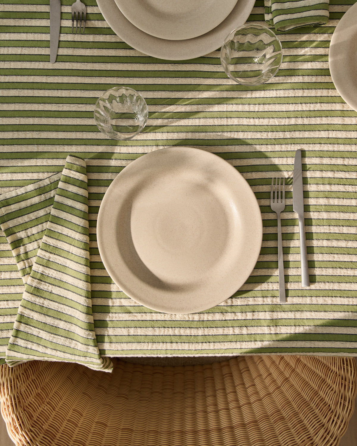 Set Ulena mit 2 Servietten aus 100 % Baumwolle mit grünen Streifen, 35 x 35 cm in Beige, Schwarz, Grün präsentiert im Onlineshop von KAQTU Design AG. Servietten ist von Kave Home