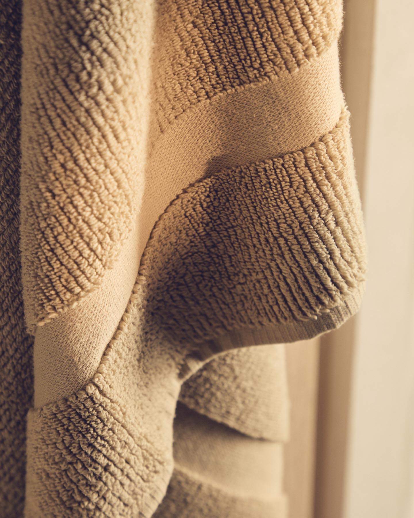 Toilettenhandtuch Olvira aus 100 % Baumwolle mit Jacquard-Muster, dunkelgrün, 30 x 50 cm in Dunkelgrün präsentiert im Onlineshop von KAQTU Design AG. Handtuch ist von Kave Home