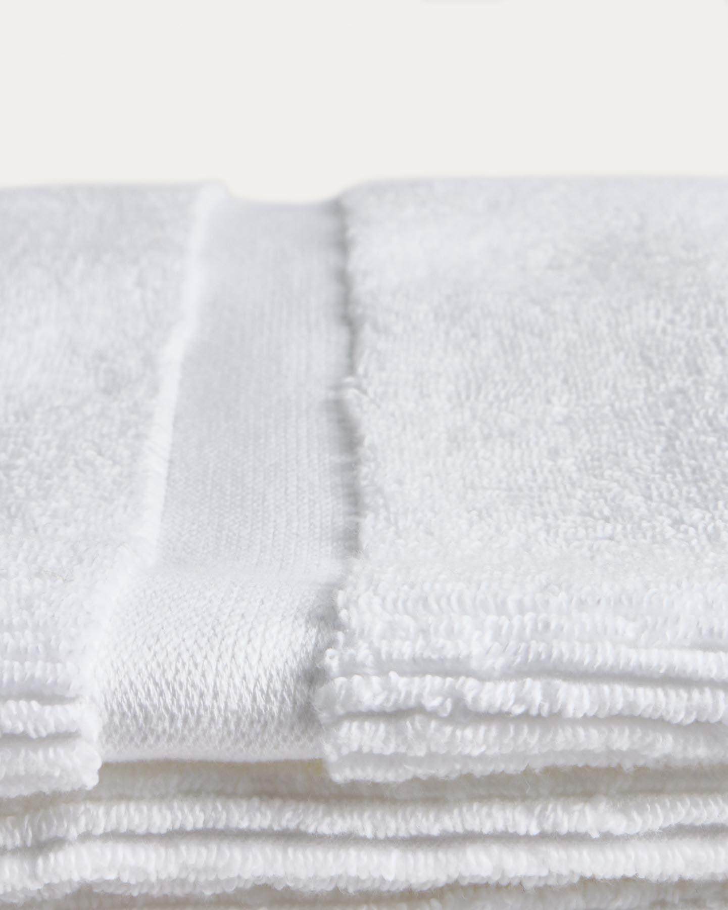 Badetuch Olvira aus 100 % Baumwolle mit Jacquard-Muster, weiss, 70 x 140 cm in Weiss präsentiert im Onlineshop von KAQTU Design AG. Handtuch ist von Kave Home