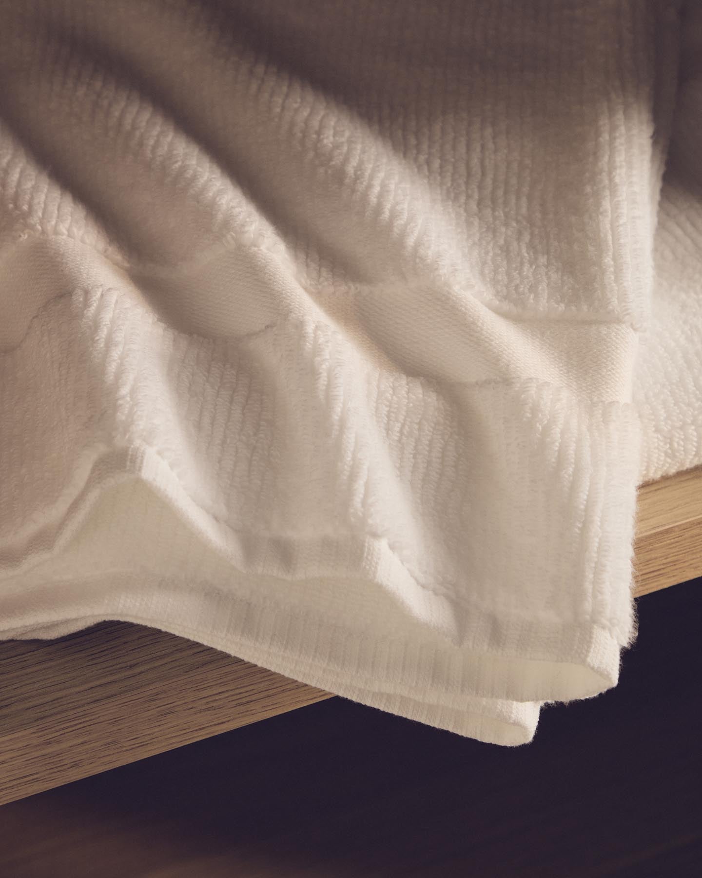 Badetuch Olvira aus 100 % Baumwolle mit Jacquard-Muster, weiss, 70 x 140 cm in Weiss präsentiert im Onlineshop von KAQTU Design AG. Handtuch ist von Kave Home