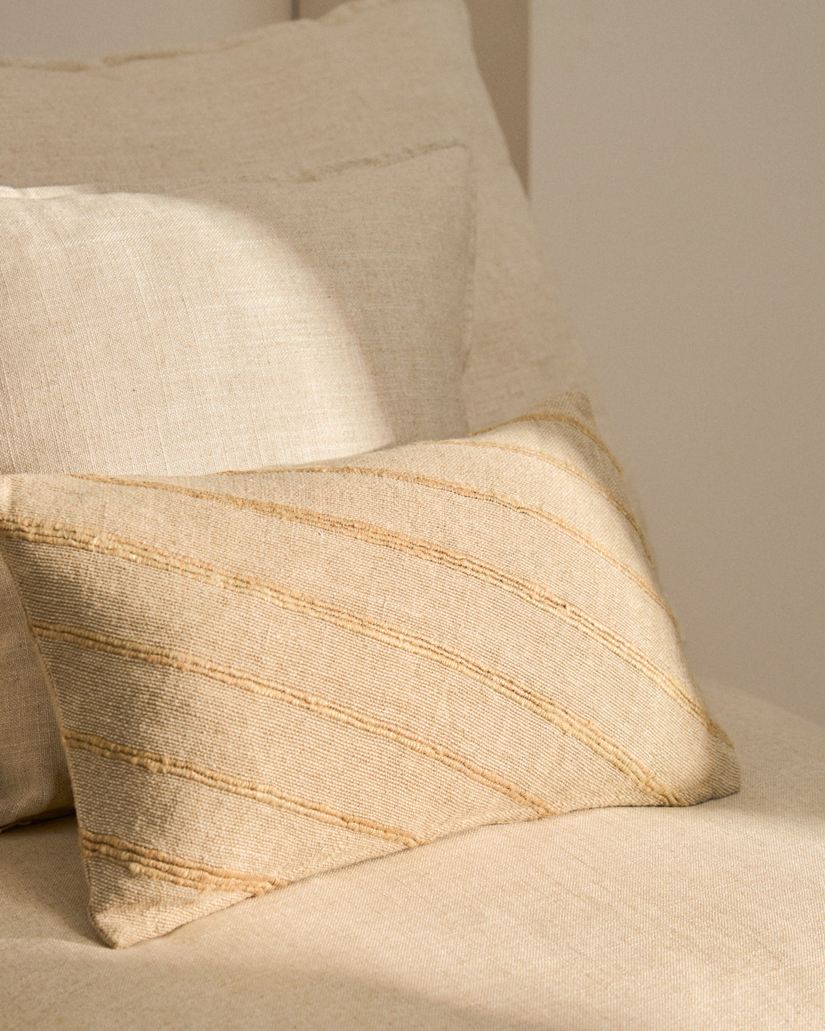 Kissenbezug Riena aus Baumwolle und Viskose in Beige, 30 x 50 cm in Beige präsentiert im Onlineshop von KAQTU Design AG. Deko Kissenbezug ist von Kave Home