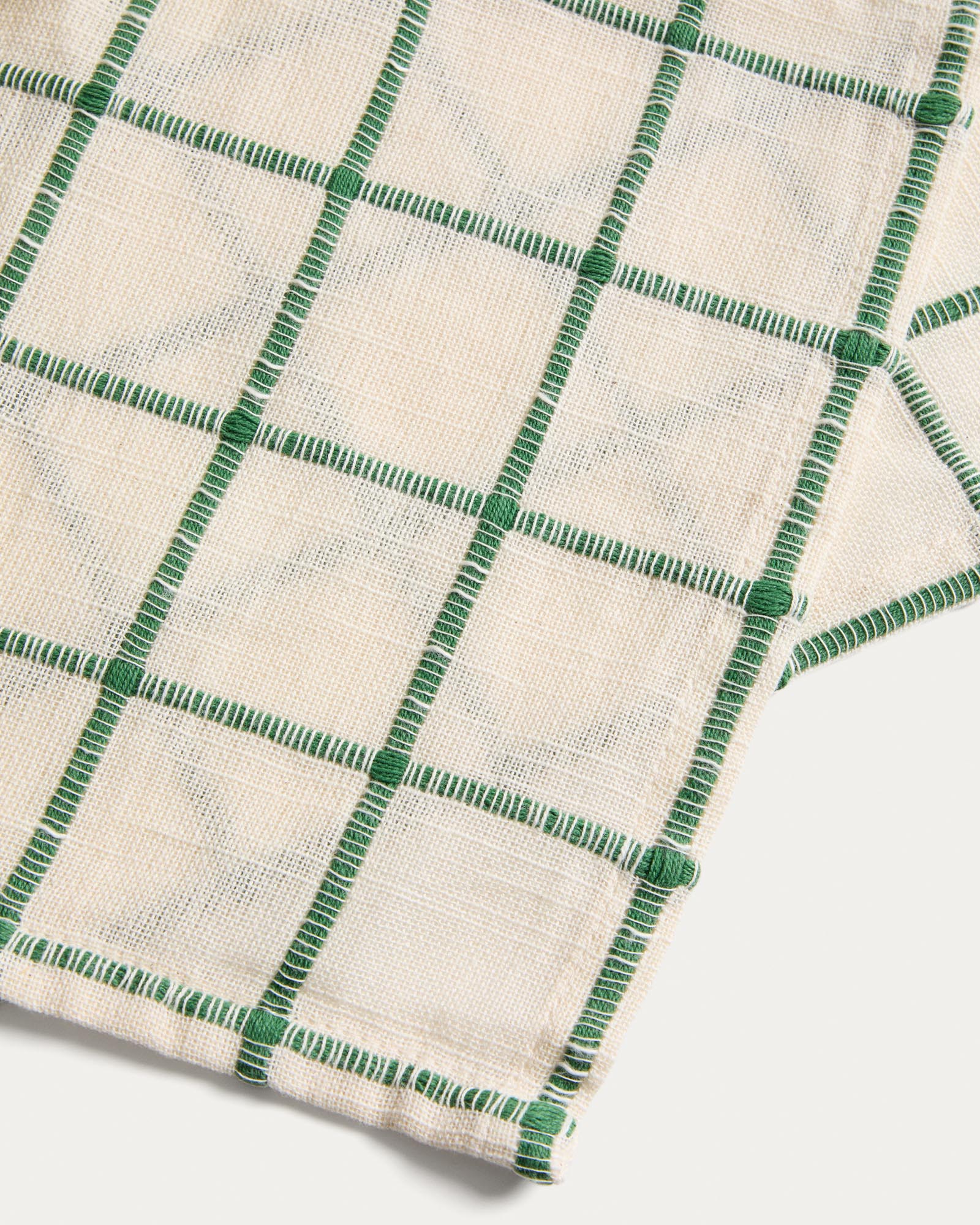 Elegantes Adesta Set bestehend aus zwei Tischsets in Écru mit grünen Karos, gefertigt aus 100 % Baumwolle, ideal für jeden Tisch. Maße: 35 x 50 cm.