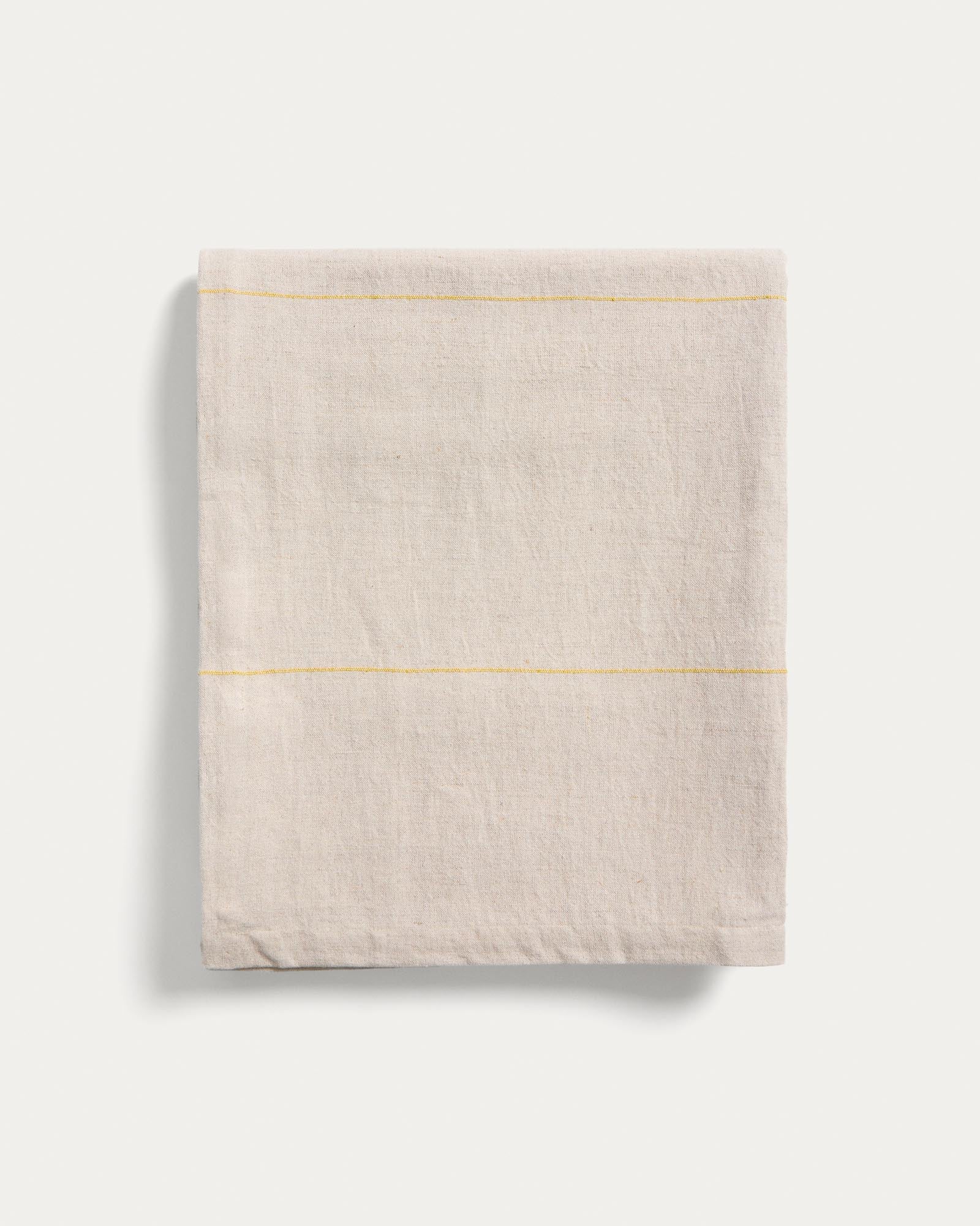 Tischdecke Ulaen aus Baumwolle und Leinen in Beige mit gelben Streifen, 170 x 250 cm in Gelb präsentiert im Onlineshop von KAQTU Design AG. Tischdecke ist von Kave Home