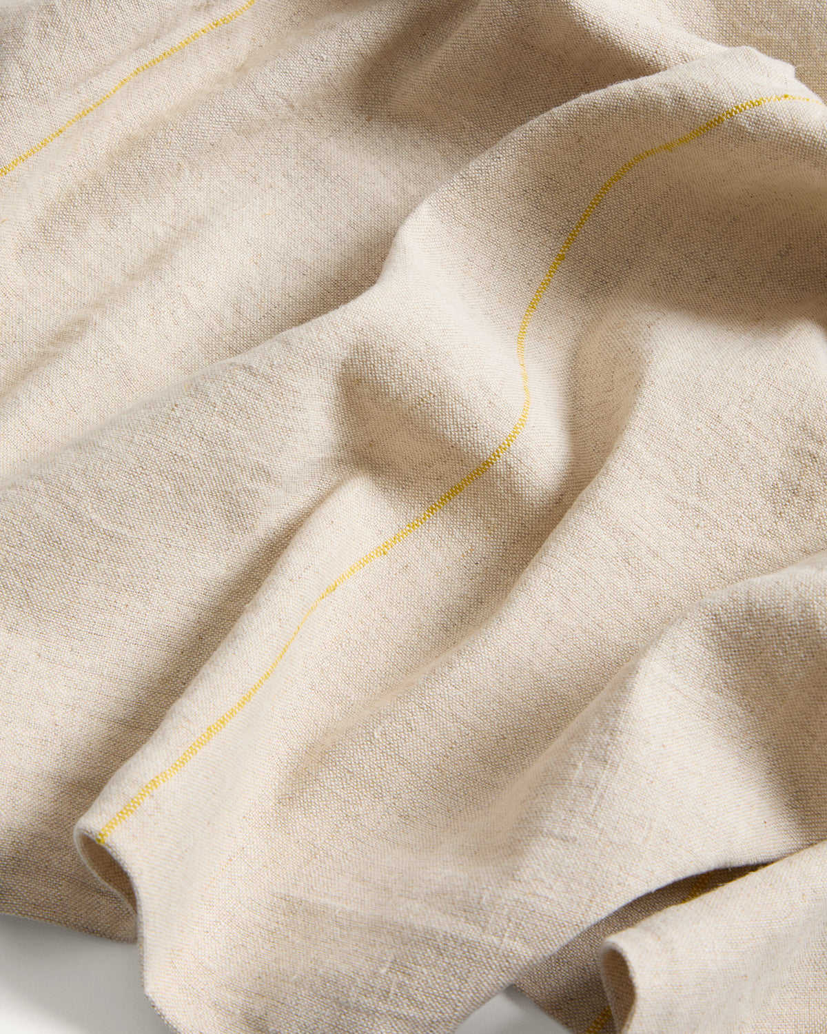 Tischdecke Ulaen aus Baumwolle und Leinen in Beige mit gelben Streifen, 170 x 250 cm in Gelb präsentiert im Onlineshop von KAQTU Design AG. Tischdecke ist von Kave Home
