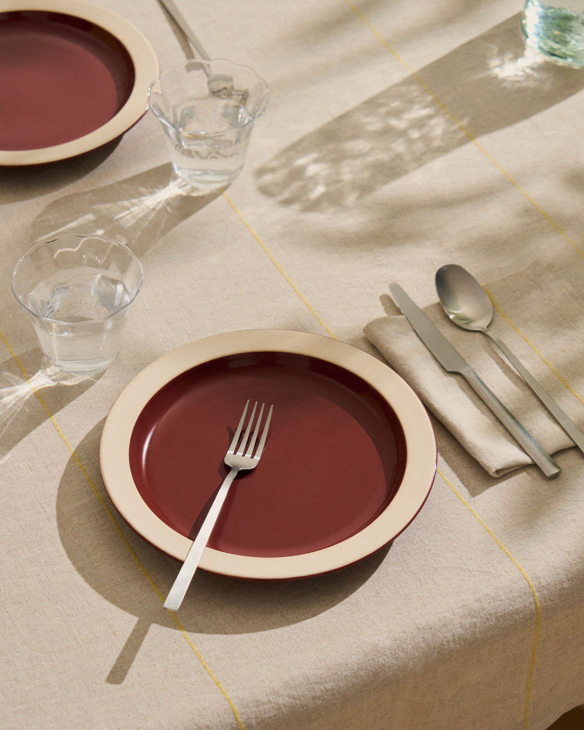 Tischdecke Ulaen aus Baumwolle und Leinen in Beige mit gelben Streifen, 170 x 250 cm in Gelb präsentiert im Onlineshop von KAQTU Design AG. Tischdecke ist von Kave Home