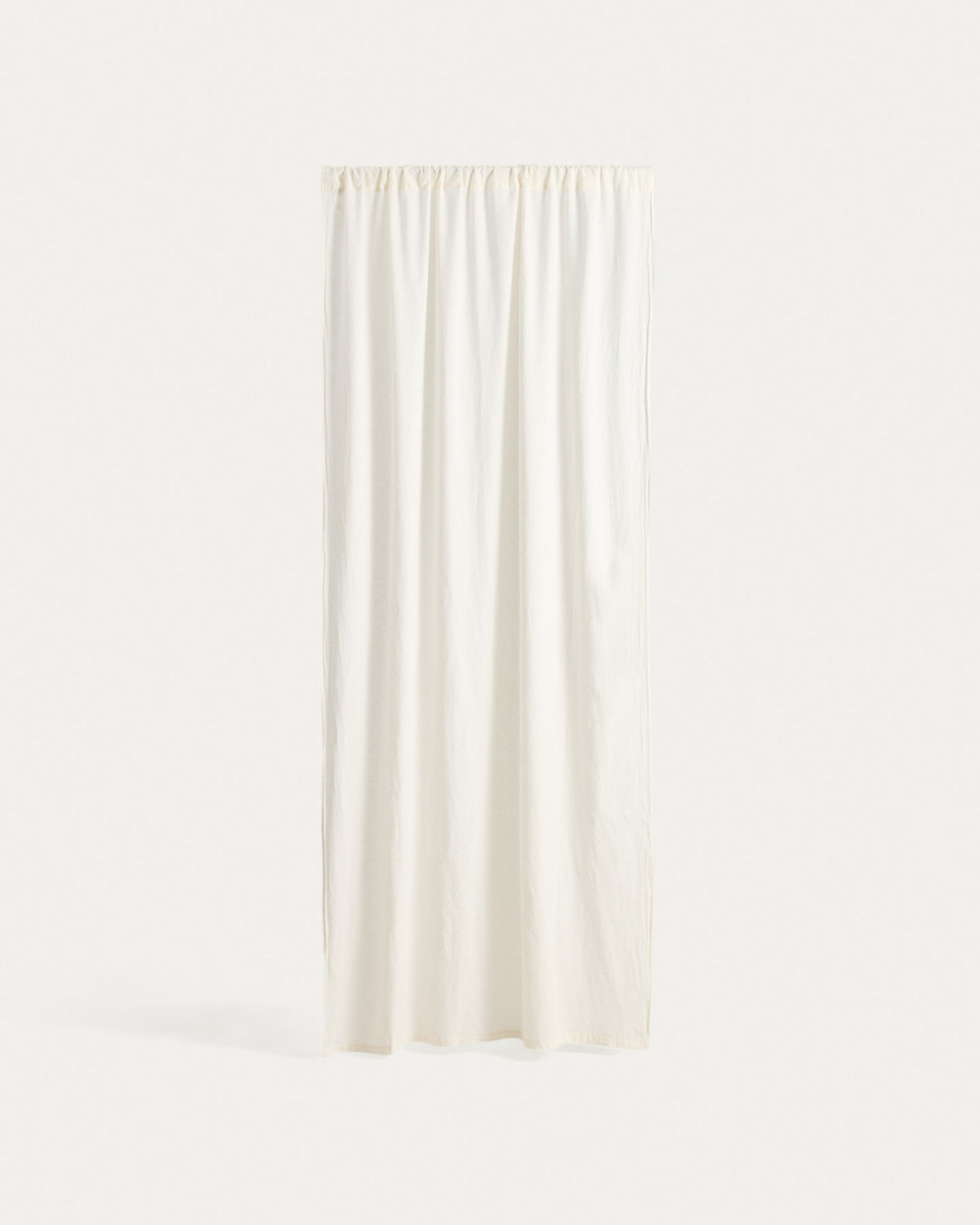 Vorhang Nolira aus Leinenmischung in Ecru 140 x 270 cm in Ecru präsentiert im Onlineshop von KAQTU Design AG. Vorhang ist von Kave Home