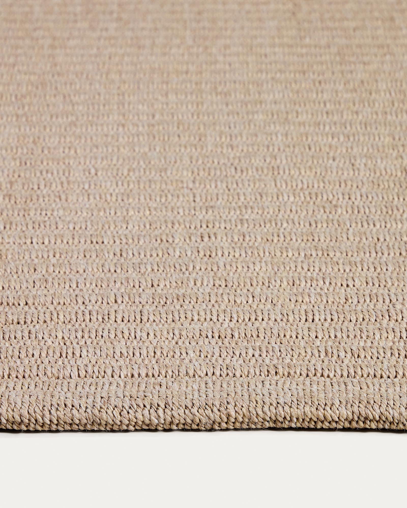 Eleganter Outdoor-Teppich Ardelia in Ecru, 160 x 230 cm, aus robusten Synthetikfasern, ideal für Terrassen und Gärten.
