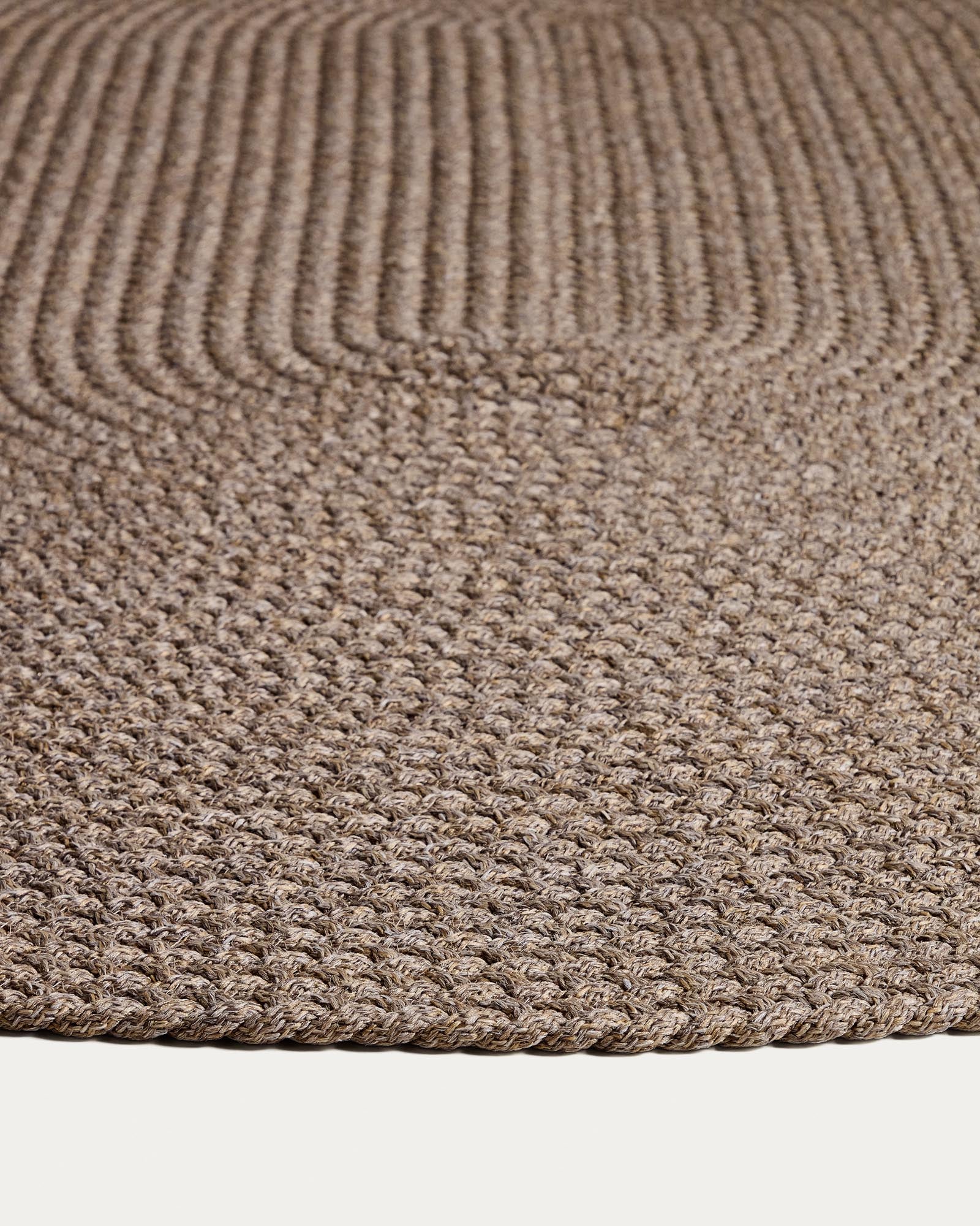 Beiger Outdoor Teppich Despas von Kave Home, 160 x 230 cm, aus strapazierfähigen Synthetikfasern, ideal für stilvolle Akzente im Freien.