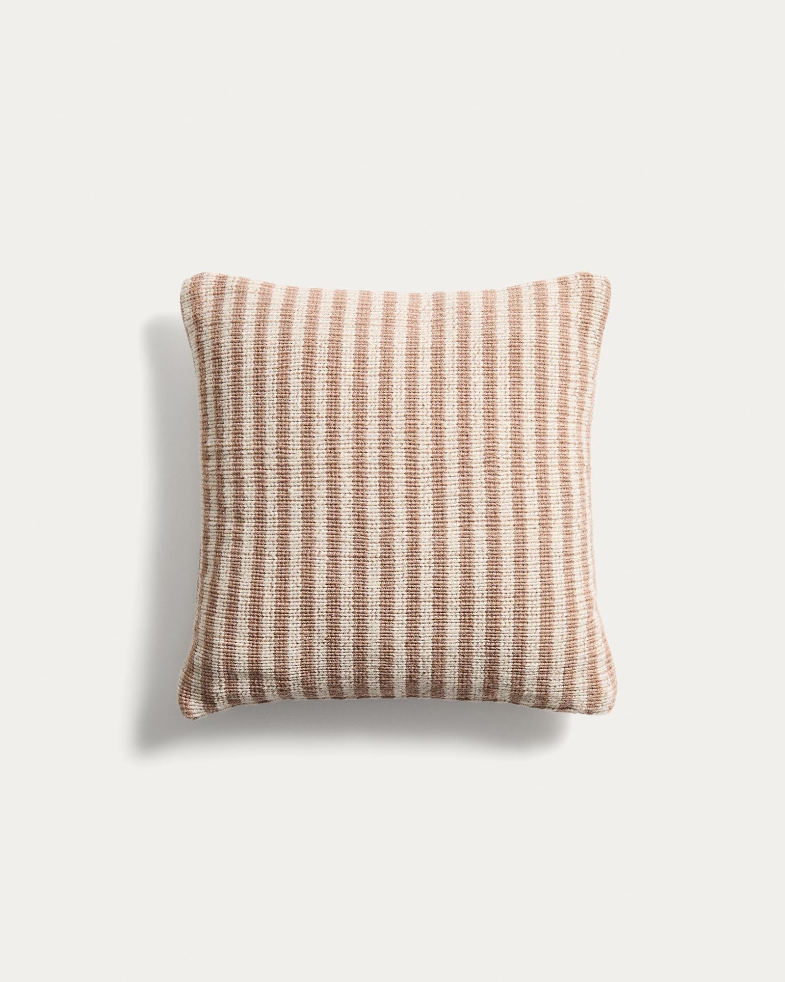 Kissenbezug Dirome 100 % PET beige gestreift 45 x 45 cm in Beige präsentiert im Onlineshop von KAQTU Design AG. Gartenkissen ist von Kave Home