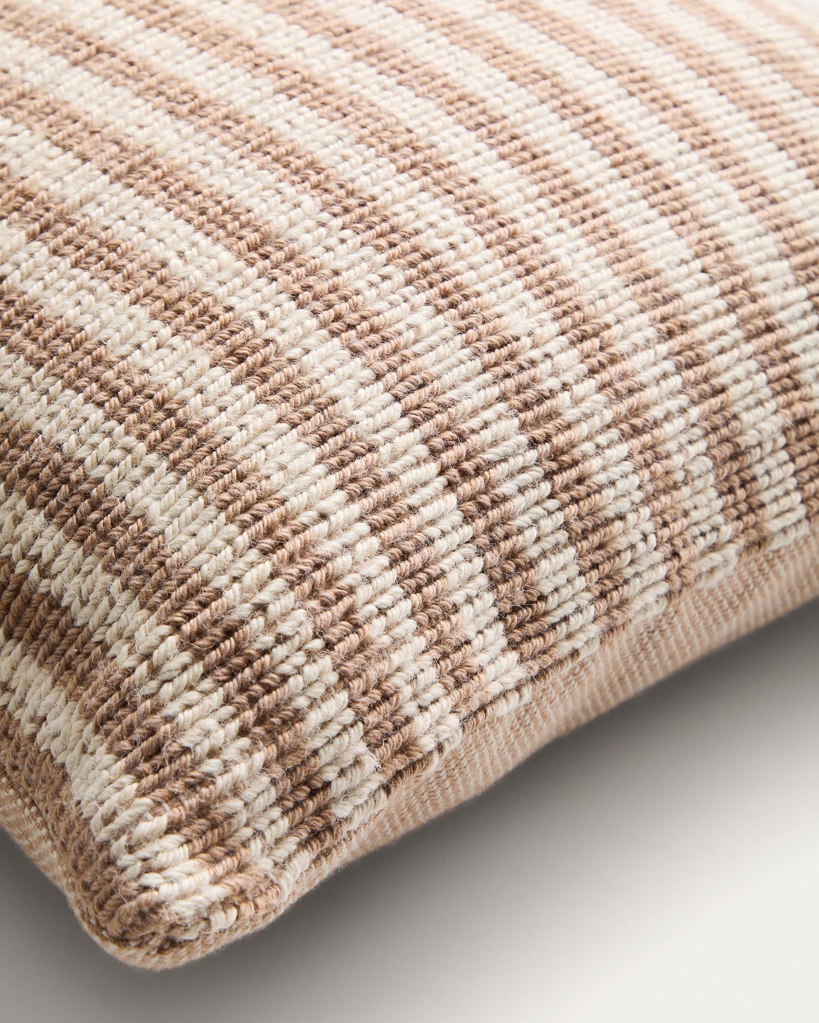 Beige gestreifter Kissenbezug Dirome aus recyceltem PET, 45 x 45 cm, perfekt für eine stilvolle Gartengestaltung und nachhaltigen Komfort.