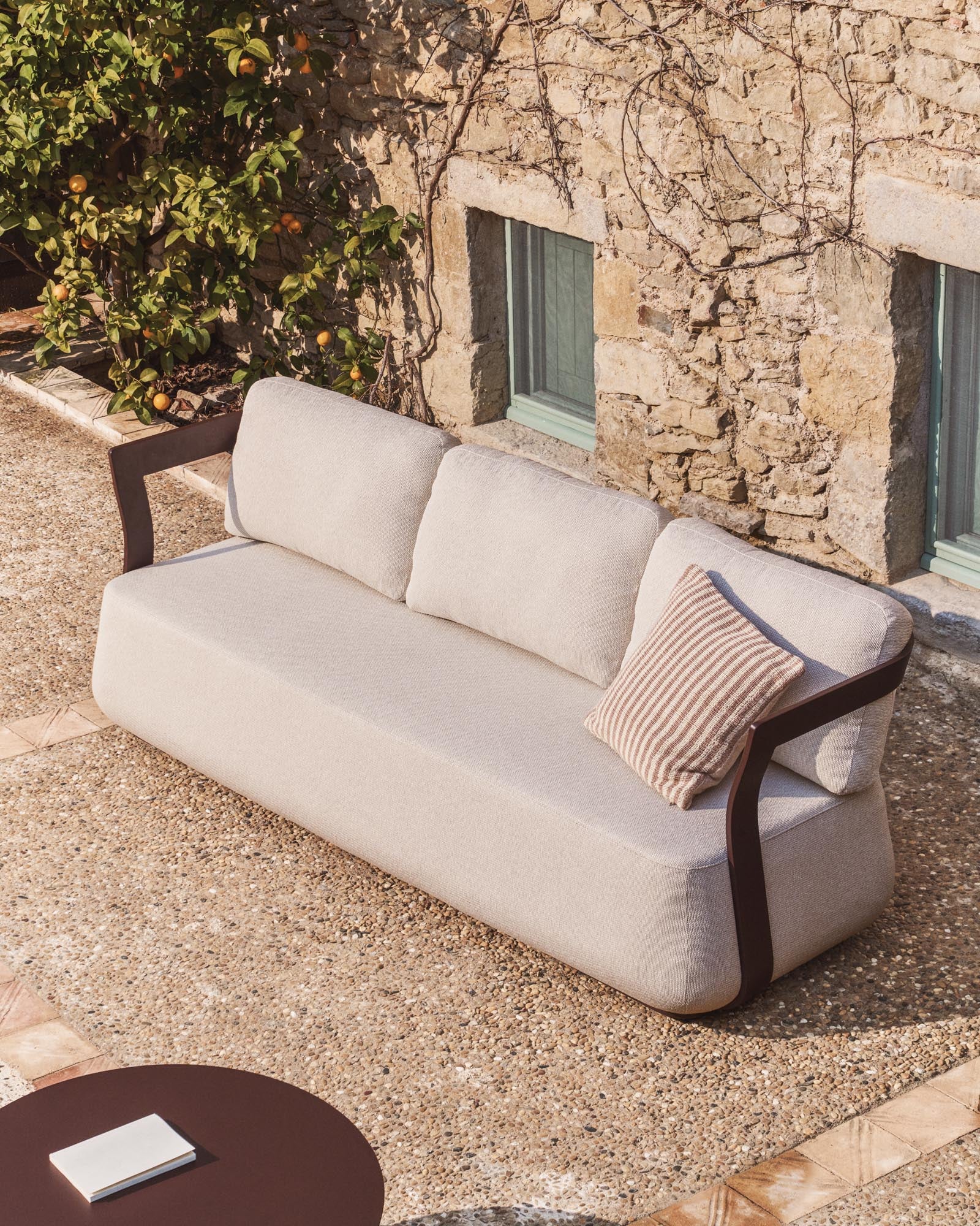 Beige gestreifter Kissenbezug Dirome aus 100 % PET, 45 x 45 cm, ideal für Gartenmöbel, stilvoll und umweltfreundlich.