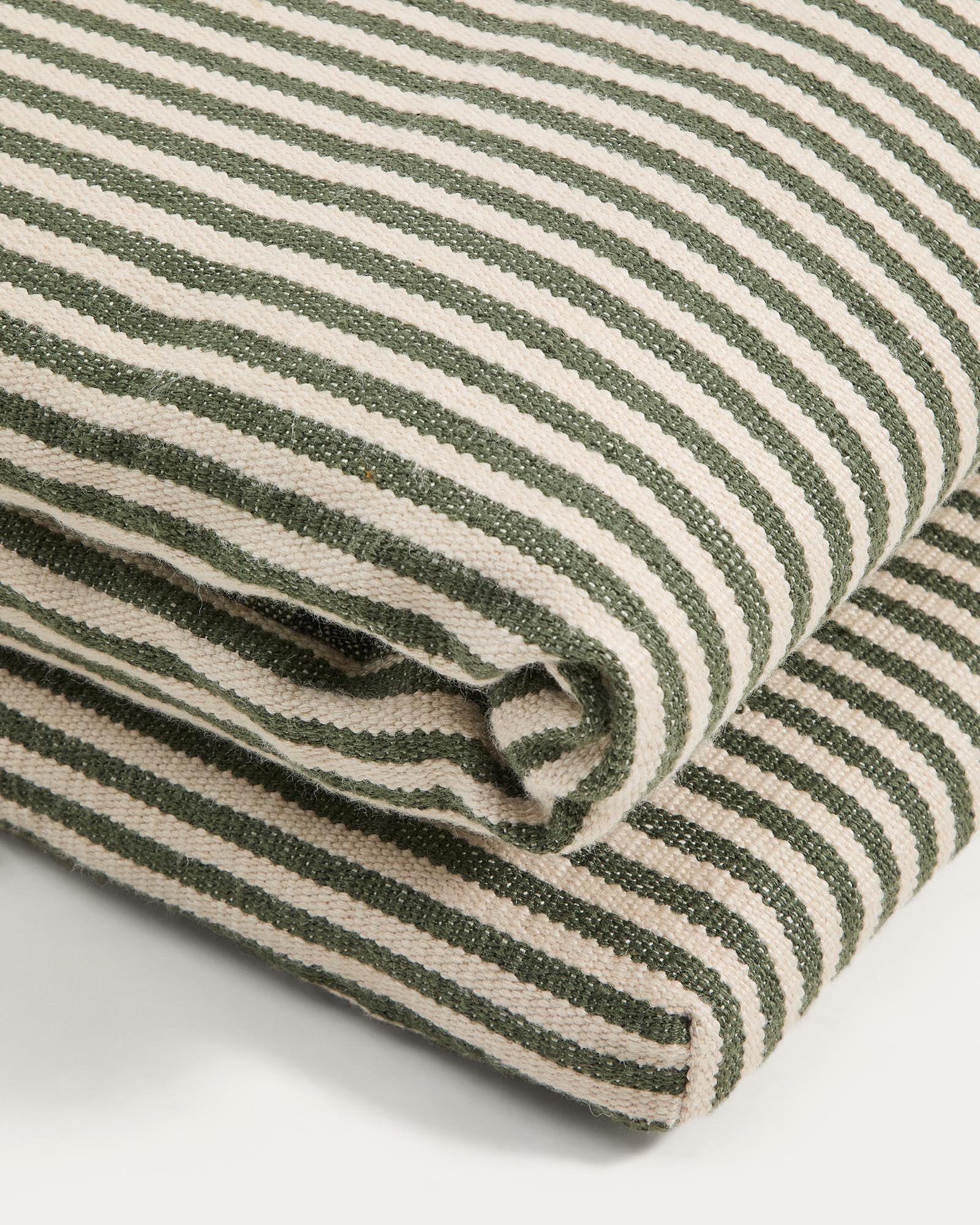 Bequemes und modernes Sonnenliegekissen in grün-gestreiftem Design, gefertigt aus 100 % PET, perfekt für entspannte Stunden im Freien, Maße 50 x 175 cm.