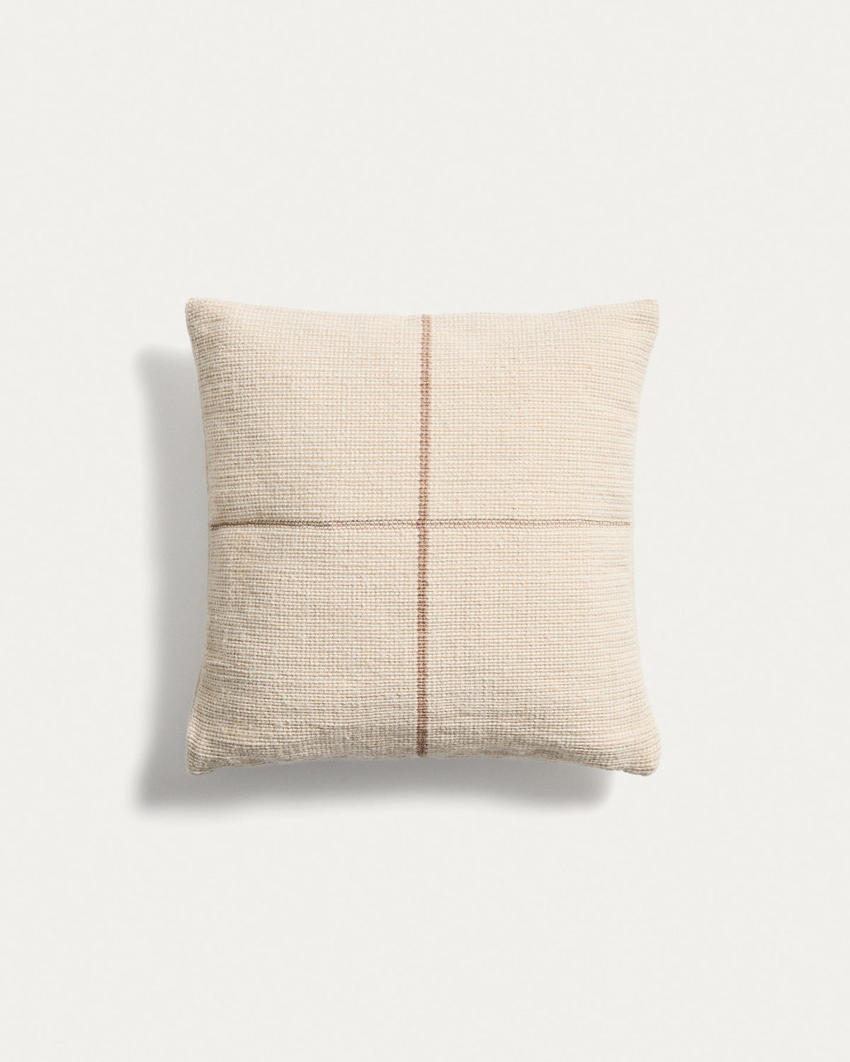 Kissenbezug Atima 100 % PET Jacquard beige 45 x 45 cm in Beige präsentiert im Onlineshop von KAQTU Design AG. Gartenkissen ist von Kave Home