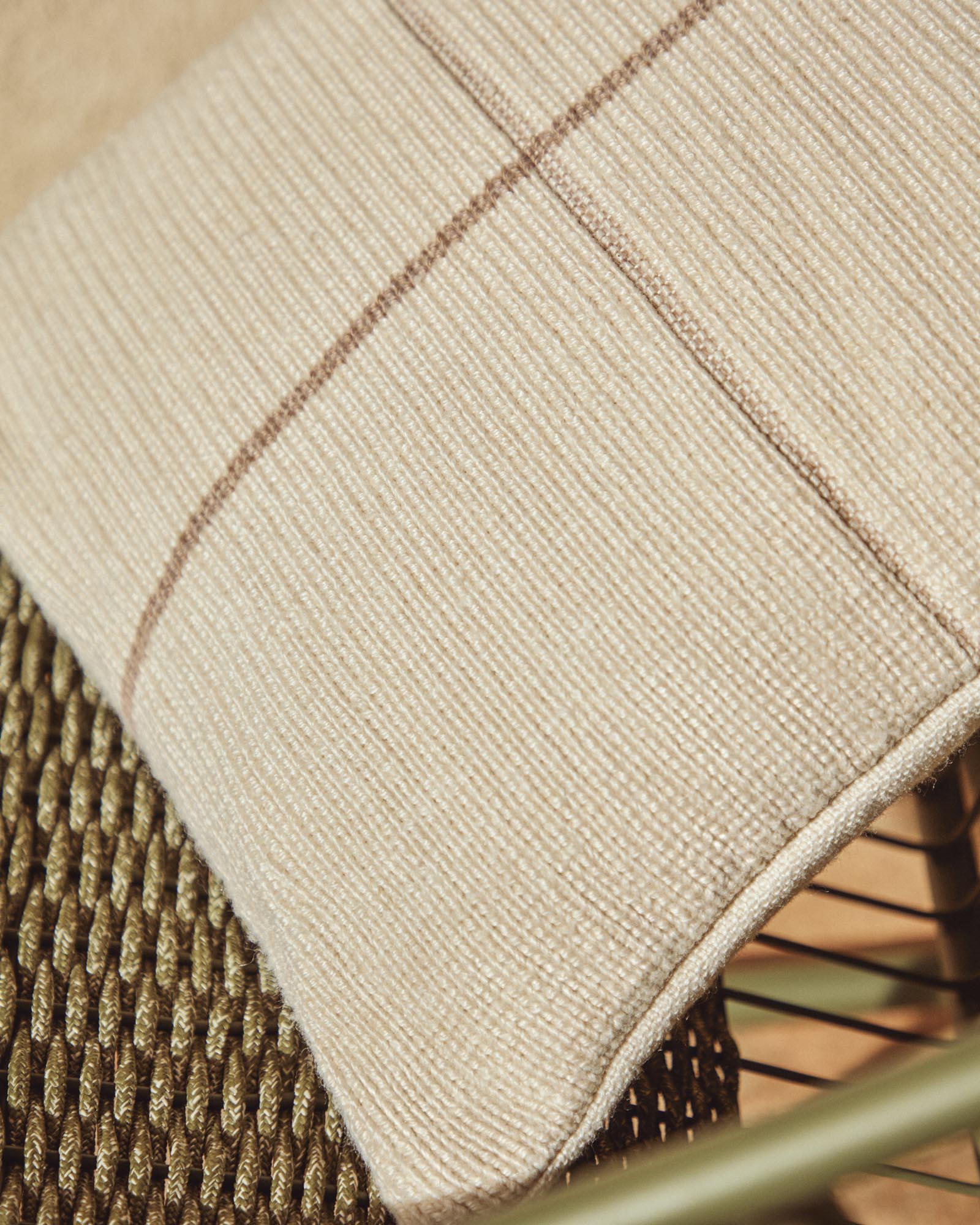 Beiger Kissenbezug Atima aus 100 % PET Jacquard, 45 x 45 cm, ideal für Gartenmöbel, stilvoll und umweltfreundlich.