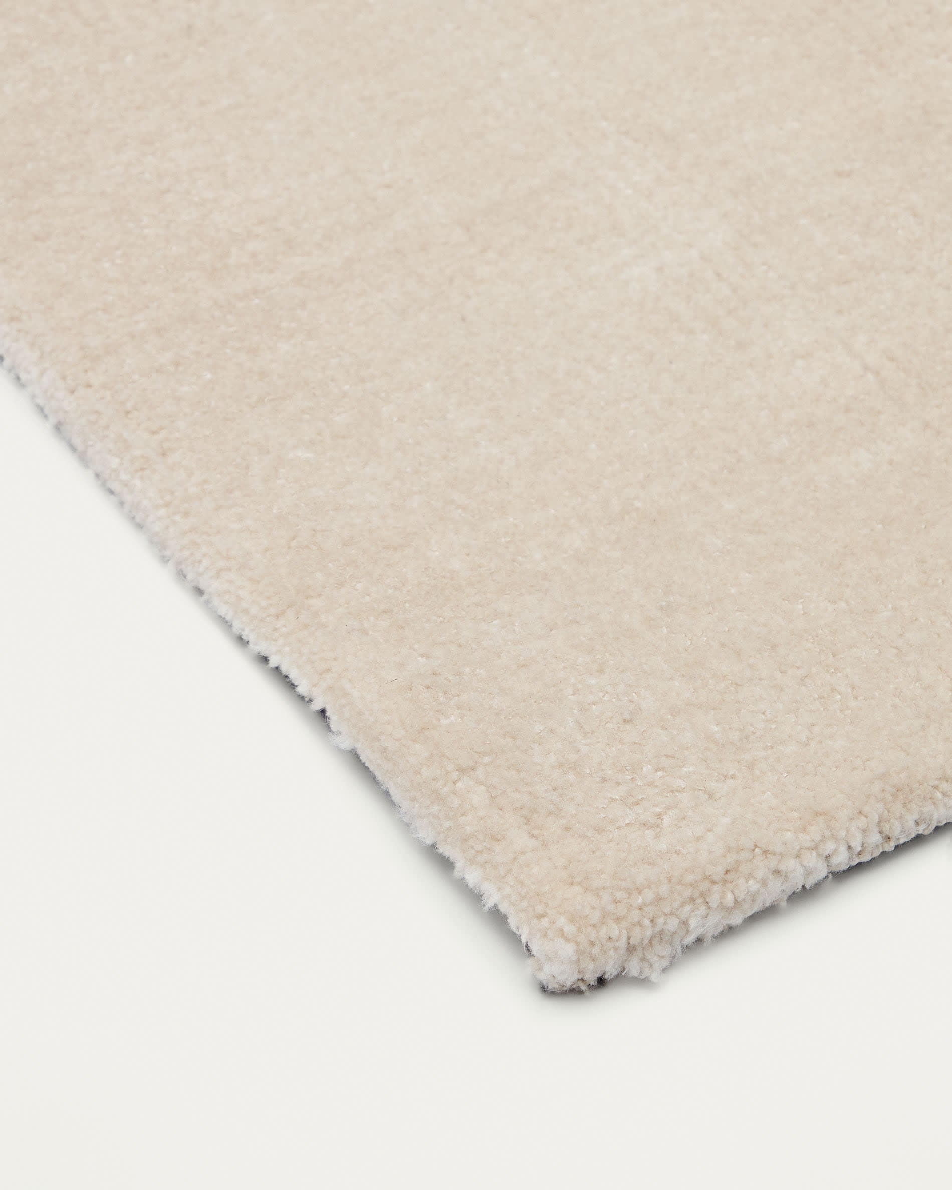 Eleganter Empuries Teppich in Weiß, 160x230 cm von Kave Home. Perfekt für moderne Wohnräume, stilvoll und vielseitig einsetzbar.