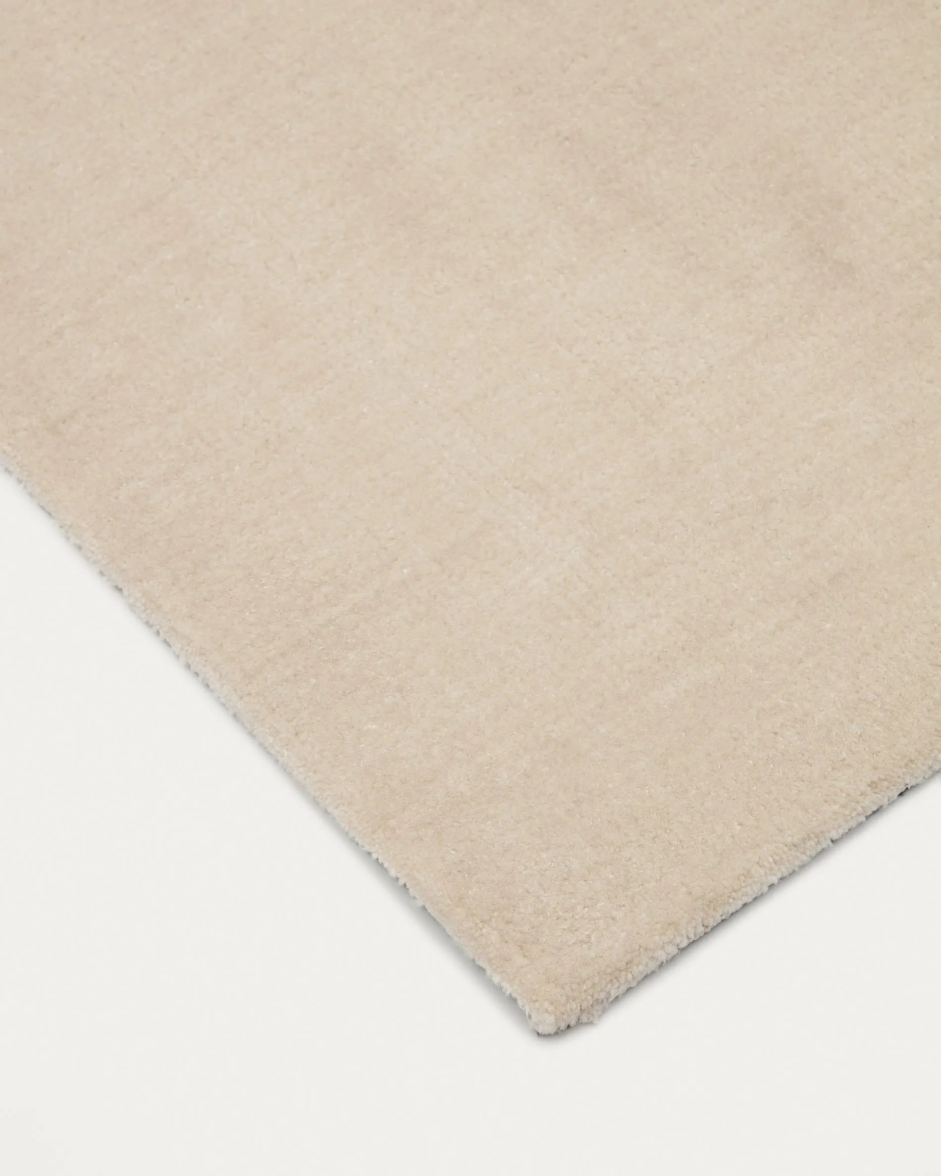 Eleganter Empuries Teppich in Weiß, 160x230 cm von Kave Home. Perfekt für moderne Wohnräume, stilvoll und vielseitig einsetzbar.