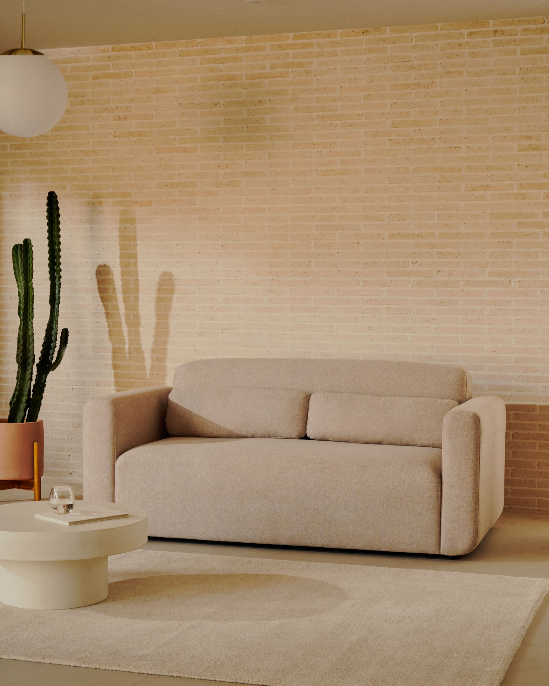 Der Empuries Teppich (160 x 230 cm) von Kave Home bietet eine elegante Wolloptik, ist pflegeleicht und ideal für jeden Raum.