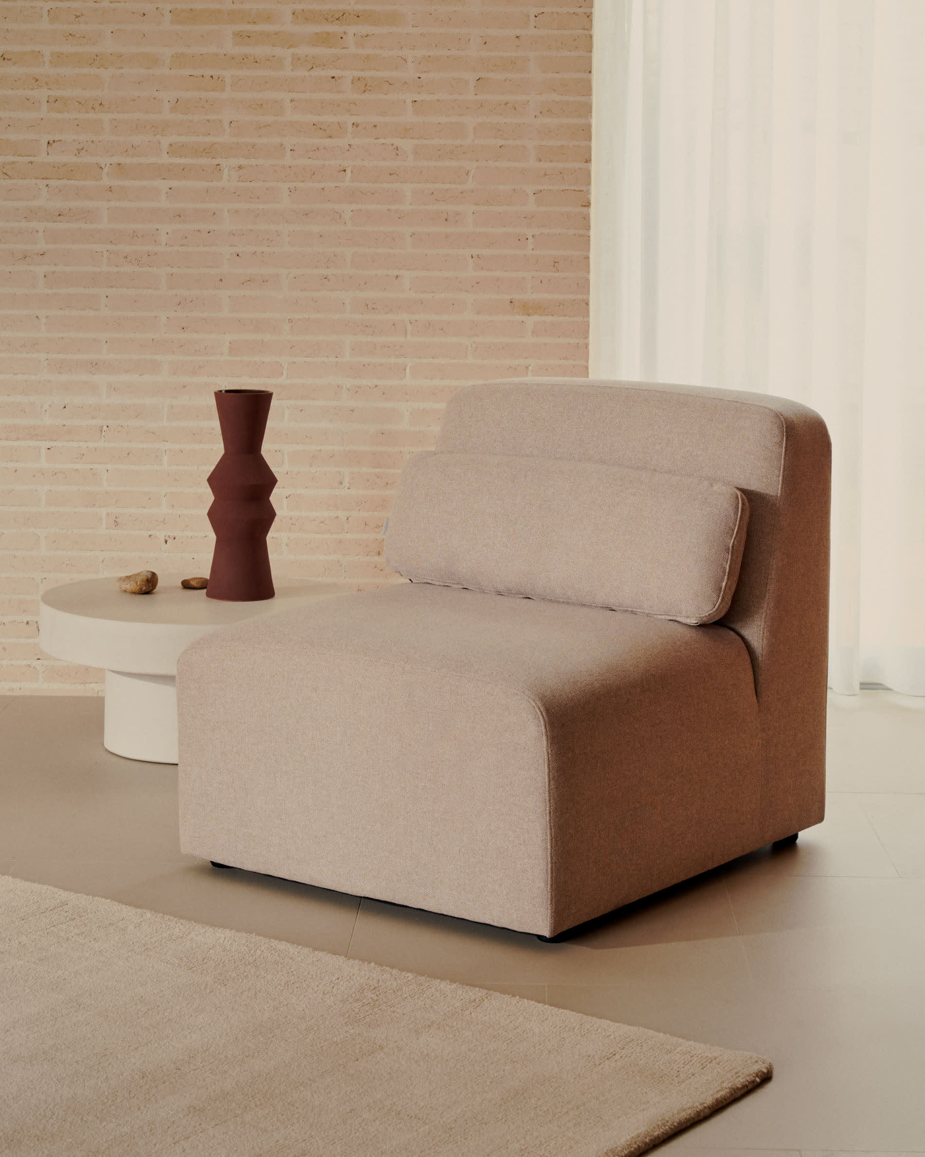 Der Empuries Teppich (160 x 230 cm) von Kave Home vereint stilvolle Eleganz mit Widerstandsfähigkeit und Pflegeleichtigkeit – perfekt für jedes Zuhause.