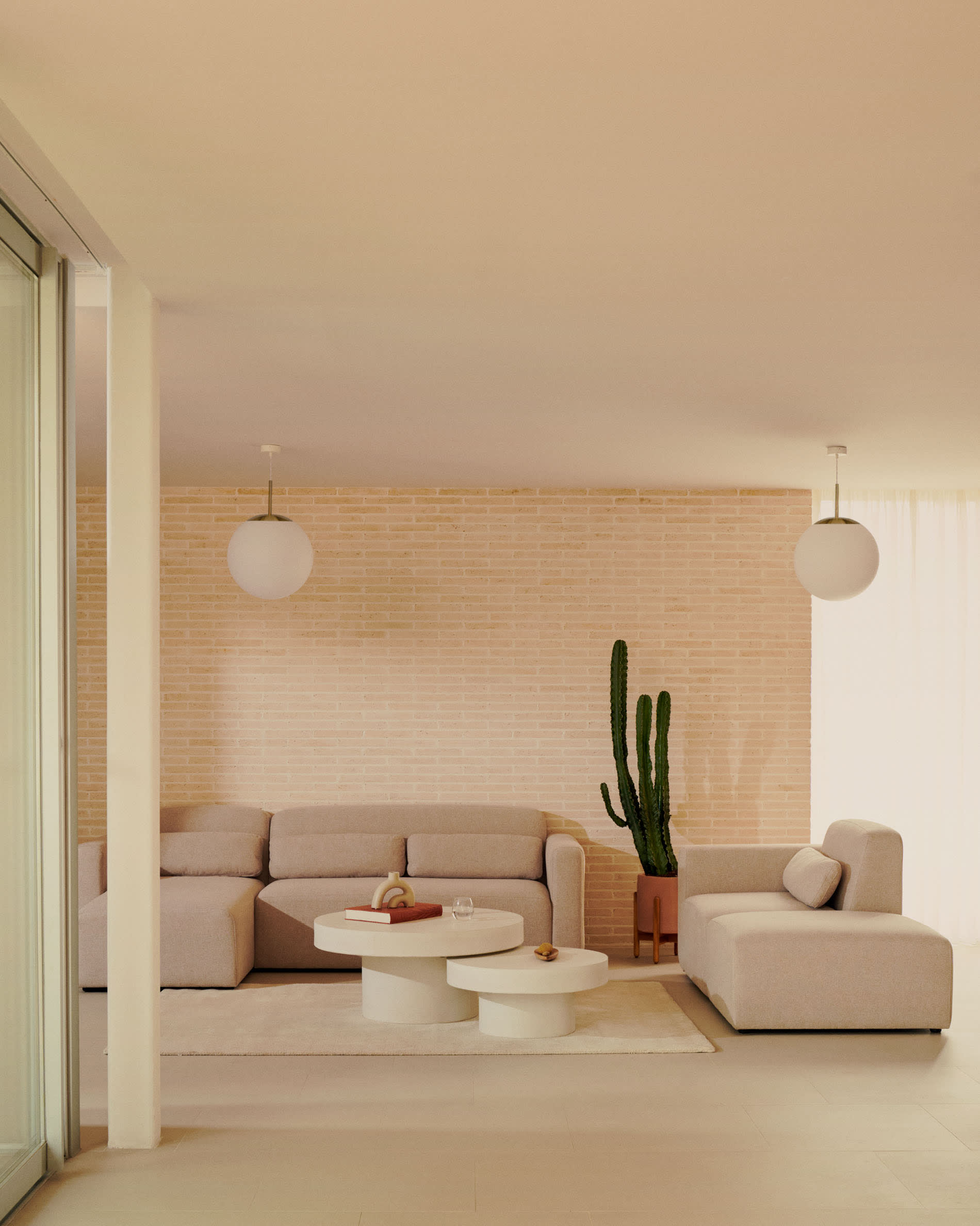 Moderner Empuries Teppich in Weiß, 160x230 cm von Kave Home. Stilvoll, vielseitig und ideal für zeitgemäße Wohnräume.