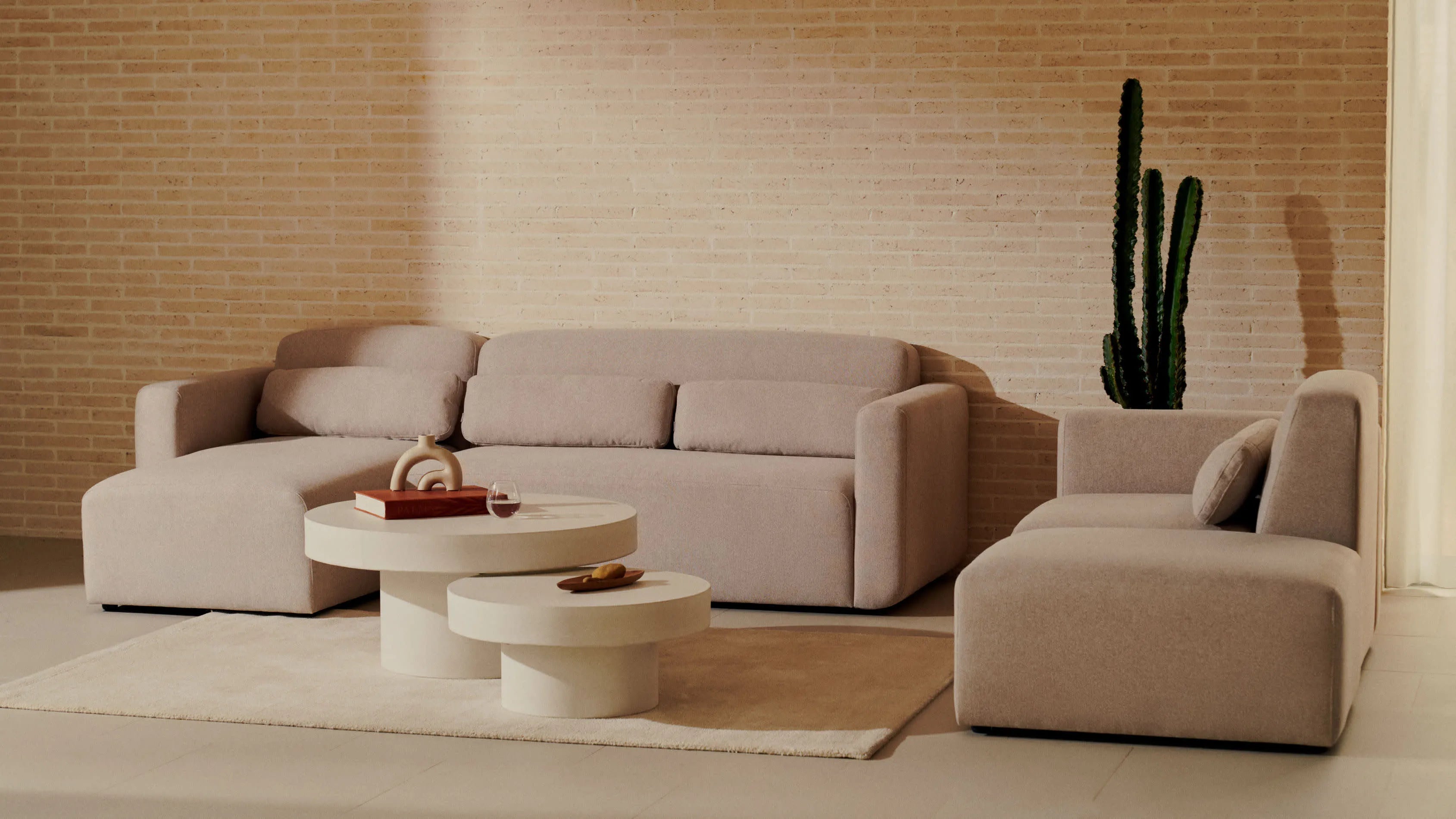 Moderner Empuries Teppich in Weiß, 160x230 cm von Kave Home. Ideal für stilvolle Wohnräume, zeitlos und vielseitig kombinierbar.