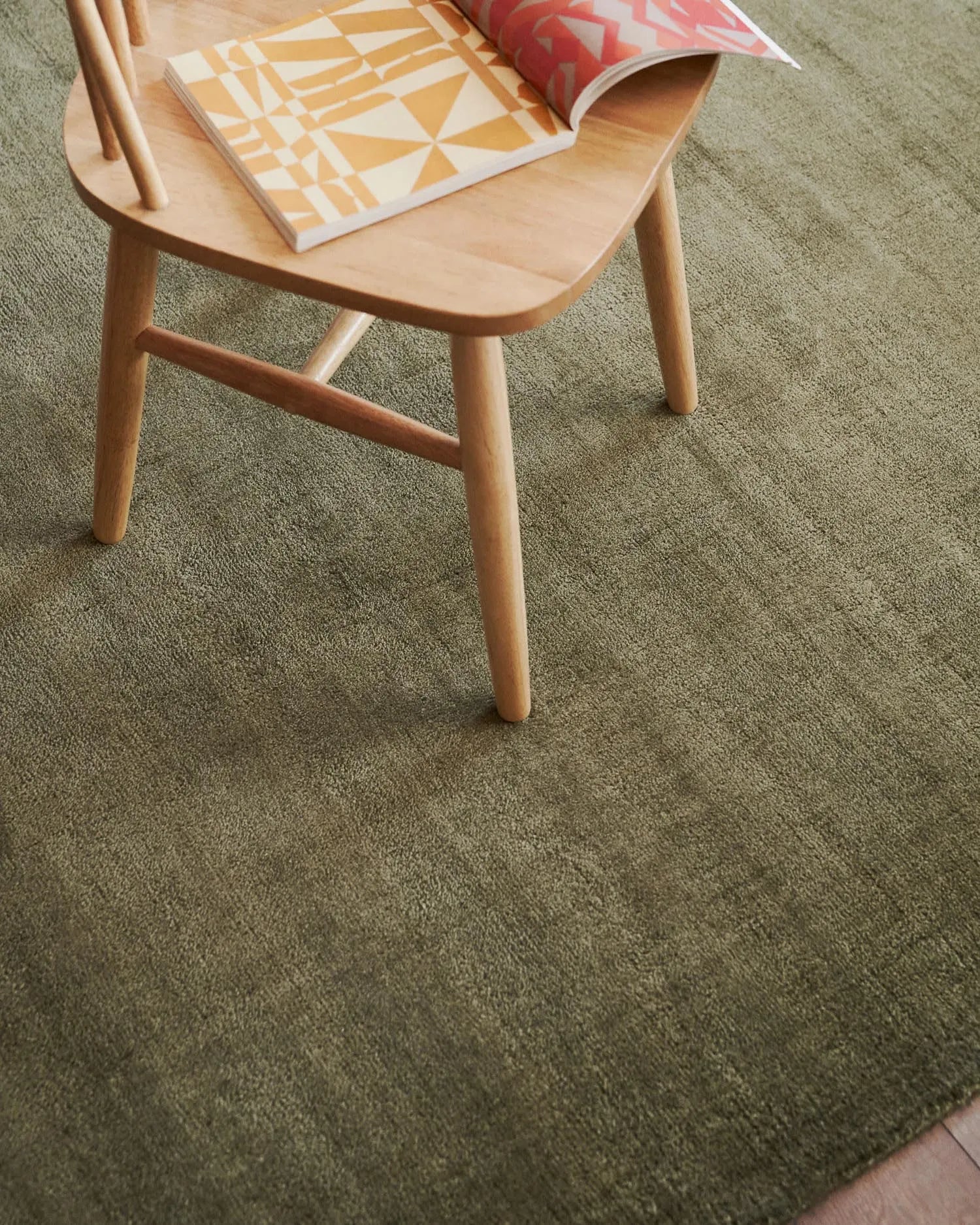Der grüne Empuries Teppich (160x230 cm) von Kave Home kombiniert modernes Design mit Gemütlichkeit für Ihr Zuhause.