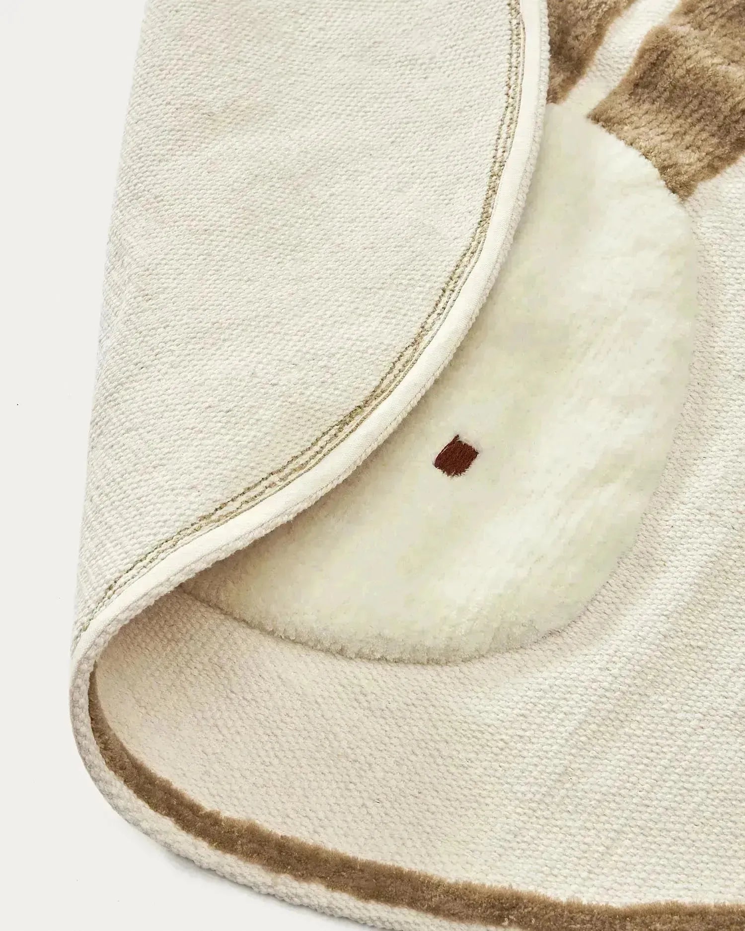Runder Teppich aus Baumwolle, Ø 100 cm, beige, mit niedlichem Hasenmotiv. Ideal für Kinderzimmer, von Kave Home.