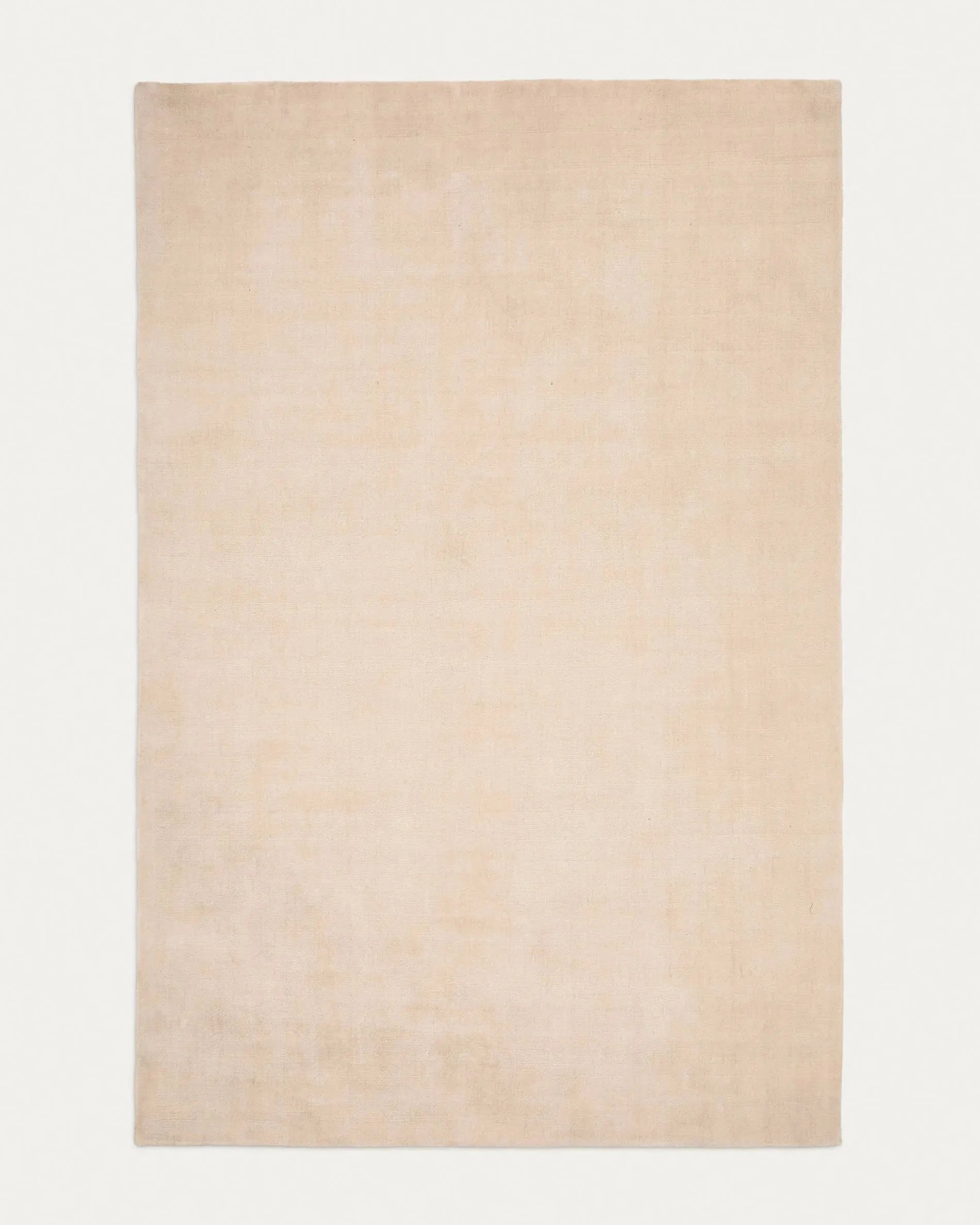 Eleganter Empuries Teppich 200x300 cm in Weiß von Kave Home: strapazierfähig, pflegeleicht, ideal für moderne und klassische Räume.