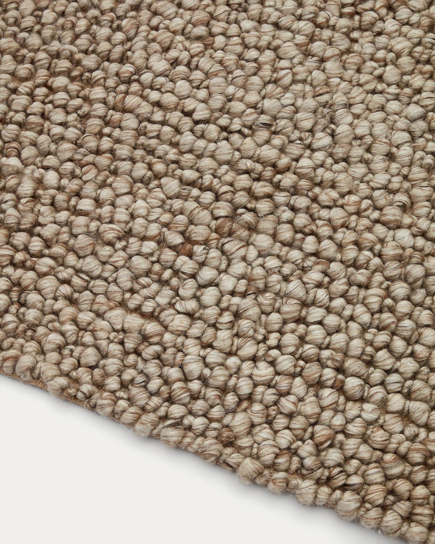 Moderner grauer Wollteppich von Kave Home, 200x300 cm, stilvoll und hochwertig, ideal für jedes Interieur.