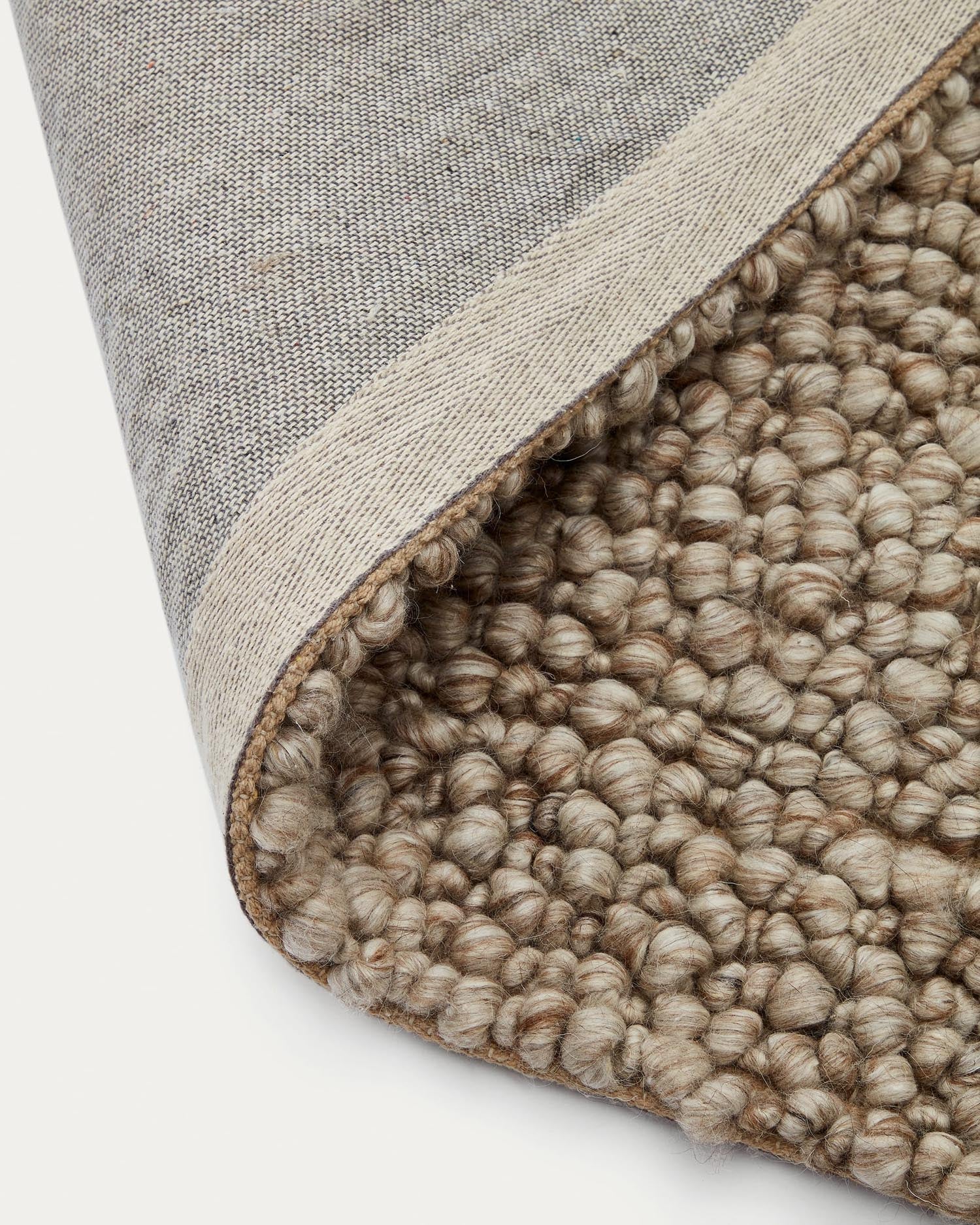Eleganter grauer Wollteppich von Kave Home, 200x300 cm, zeitloses Design, perfekt für moderne und klassische Wohnräume.