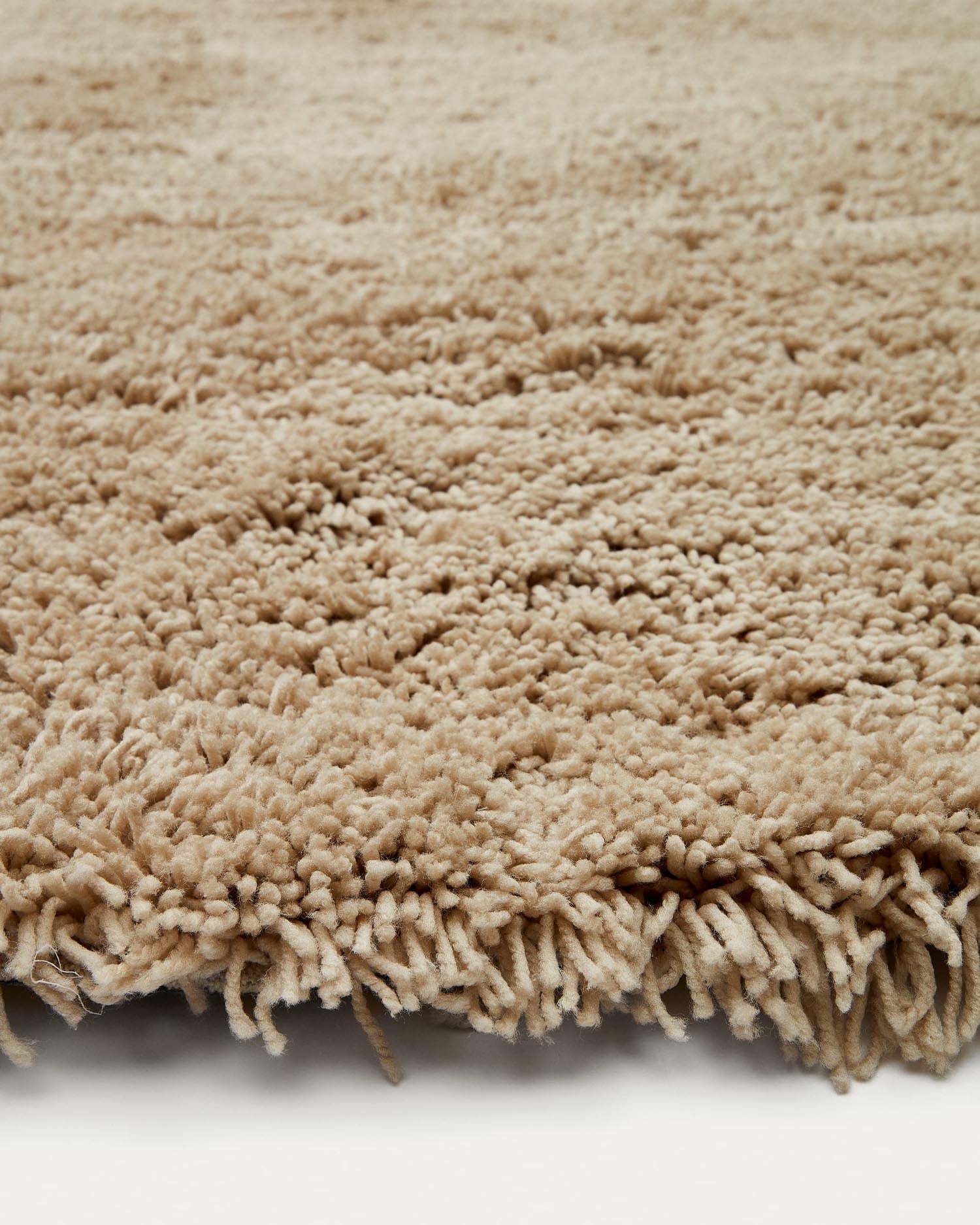 Eleganter Neade Teppich von Kave Home, 200x300 cm, aus Baumwolle und Polyester, in Beige, ideal für stilvolle Wohnräume.