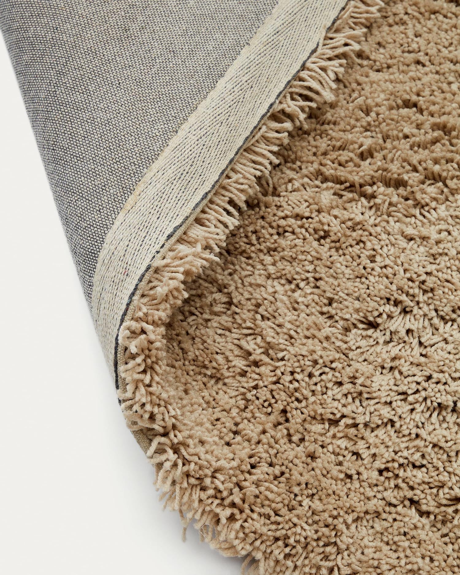 Moderner Neade Teppich von Kave Home, 200x300 cm, beige, aus Baumwolle und Polyester, perfekt für ein elegantes Ambiente.