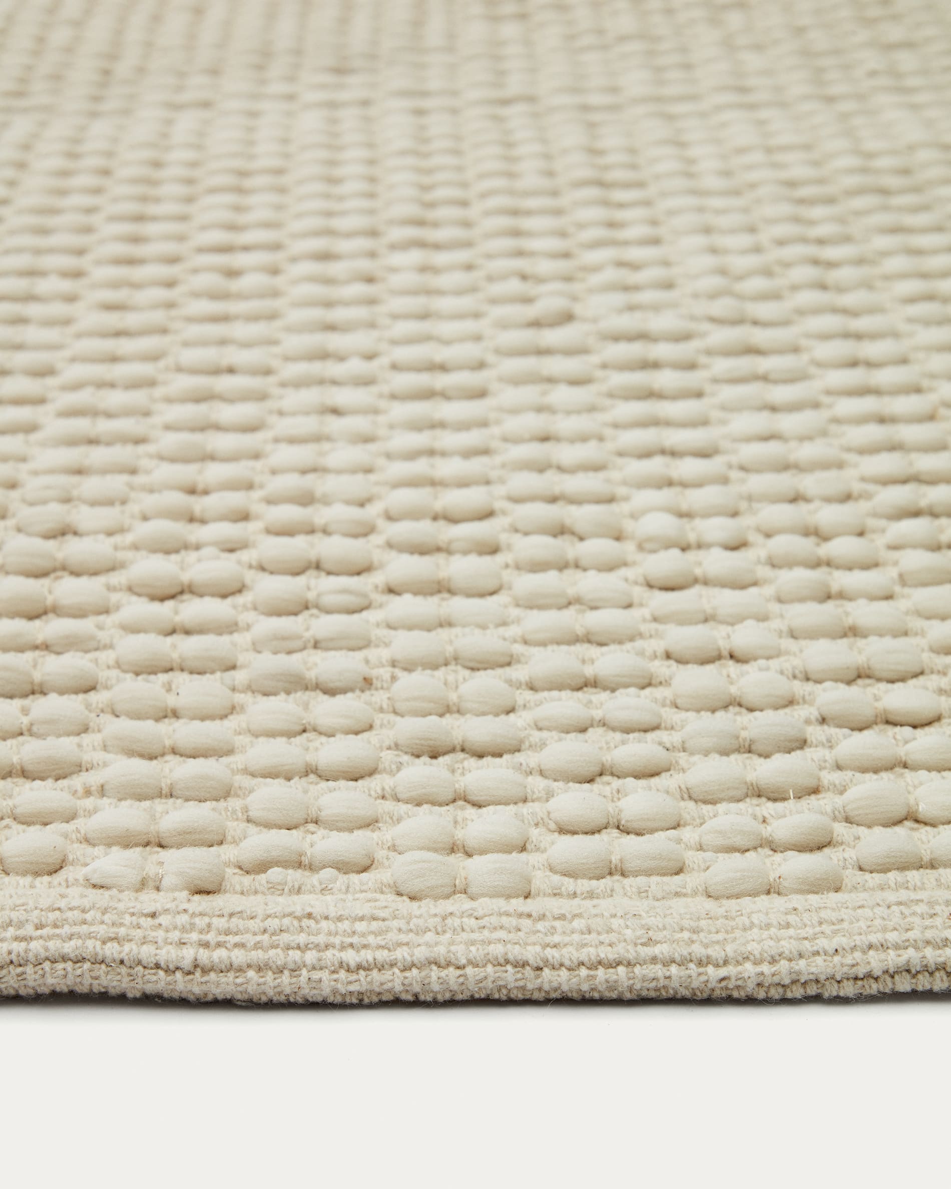 Eleganter Teppich Mascarell 200x300 cm, aus Baumwolle und Polyester, in Weiß. Perfekt für moderne und stilvolle Räume.