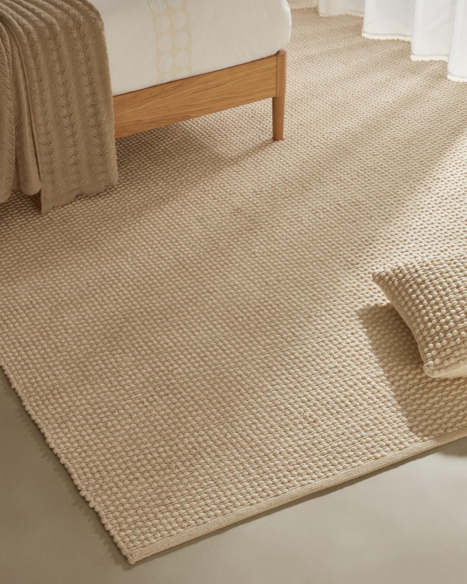 Eleganter Mascarell Teppich, 200x300 cm, aus Baumwolle und Polyester in Weiß, von Kave Home. Perfekt für stilvolle Räume.