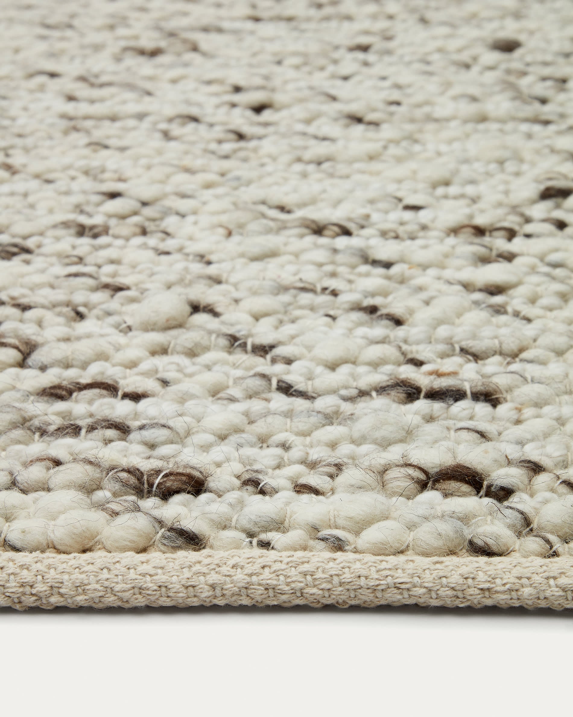 Eleganter Teppich aus Baumwolle und Wolle in Braun, 200x300 cm, perfekt für ein warmes und modernes Wohnambiente.