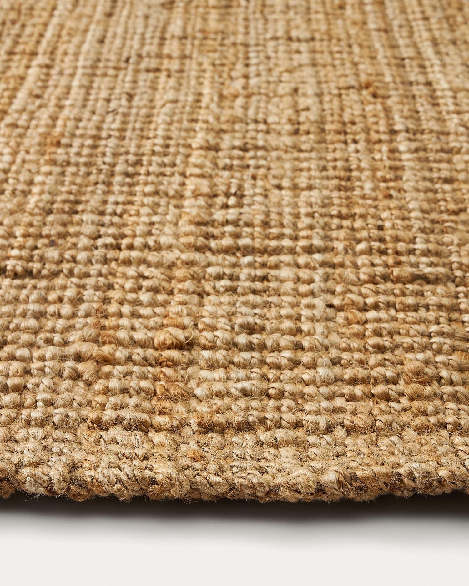 Madelin Teppich aus natürlicher Jute, 160x230 cm, von Kave Home. Nachhaltig, elegant und ideal für moderne Wohnräume.