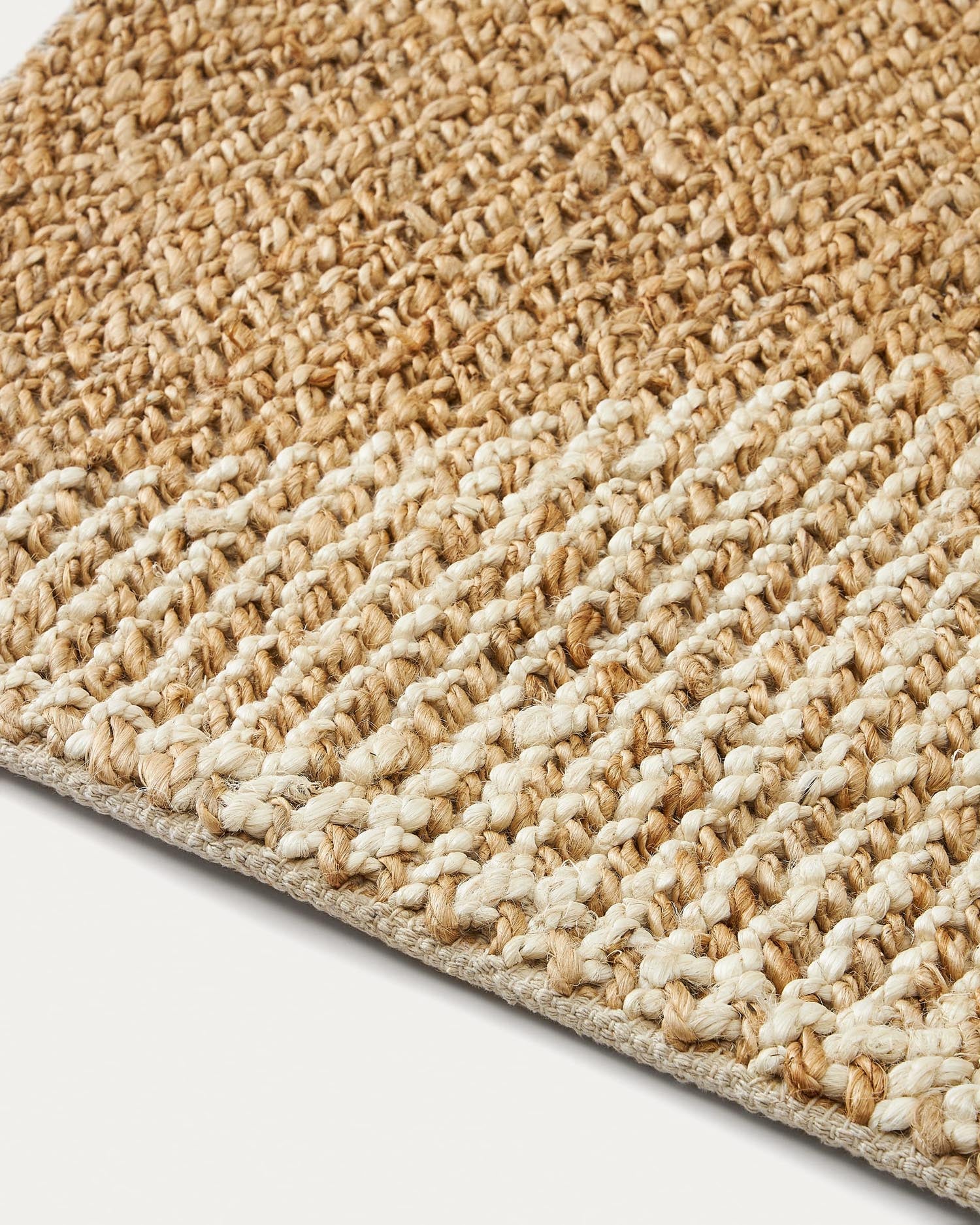 Entdecken Sie den Maelan Teppich von Kave Home: 160 x 230 cm, aus Jute und Baumwolle, mit kariertem Design. Nachhaltig, langlebig und perfekt für Ihr Zuhause.