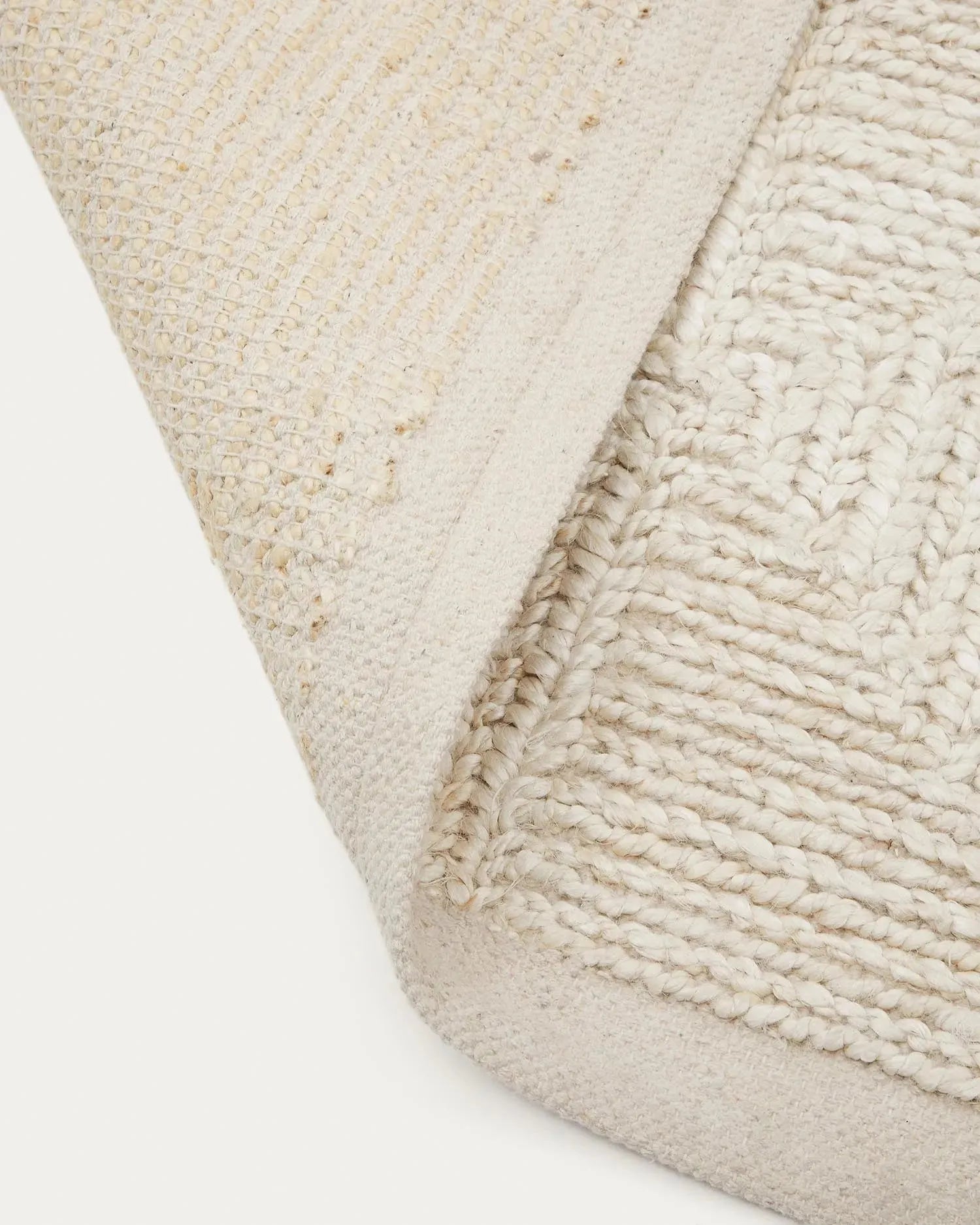 Sicali Jute-Teppich in Weiß, 160x230 cm, von Kave Home. Ideal für ein stilvolles und gemütliches Zuhause.