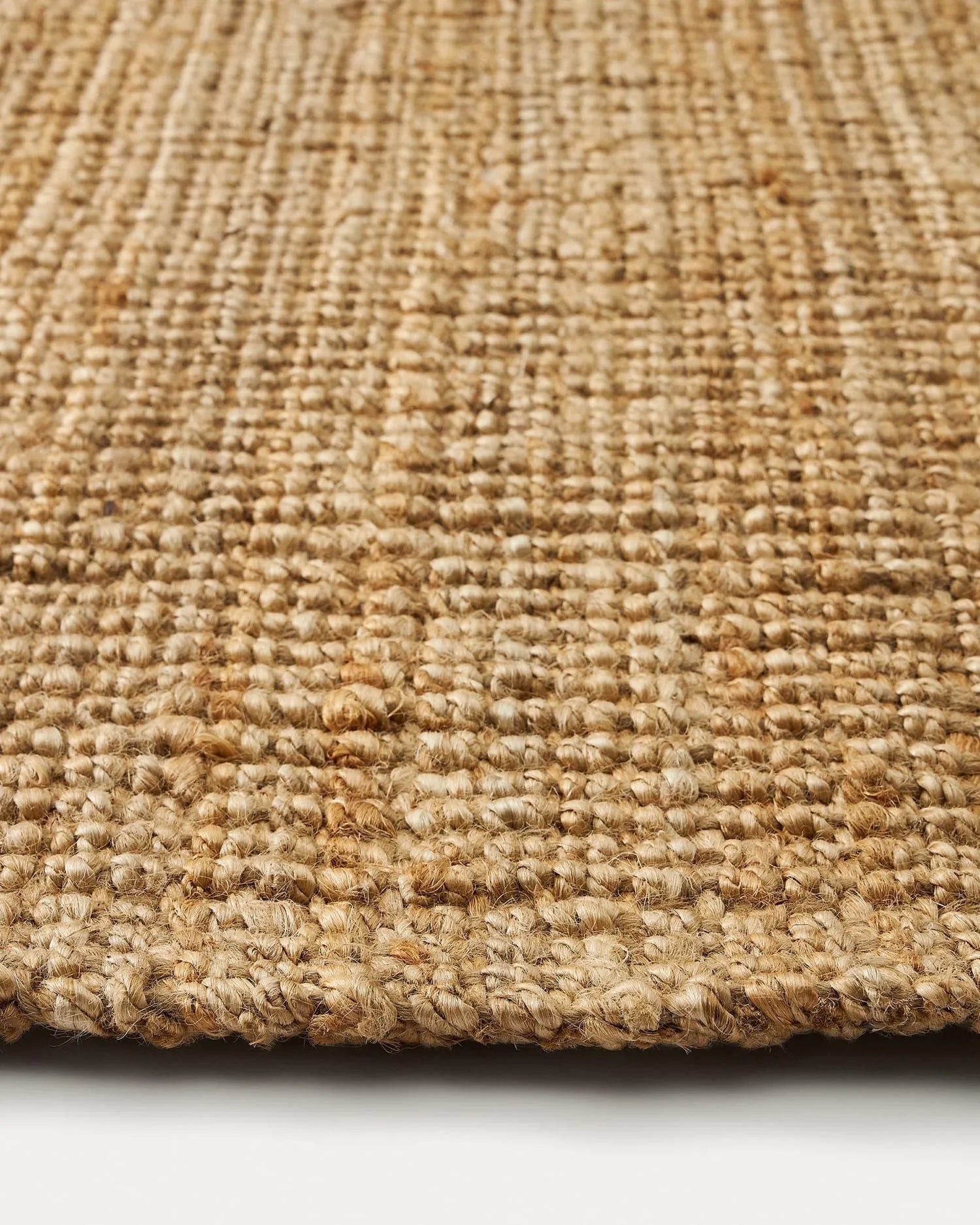 Der Madelin Jute-Teppich (200x300 cm) von Kave Home vereint Nachhaltigkeit und Stil, ideal für moderne und umweltbewusste Wohnräume.