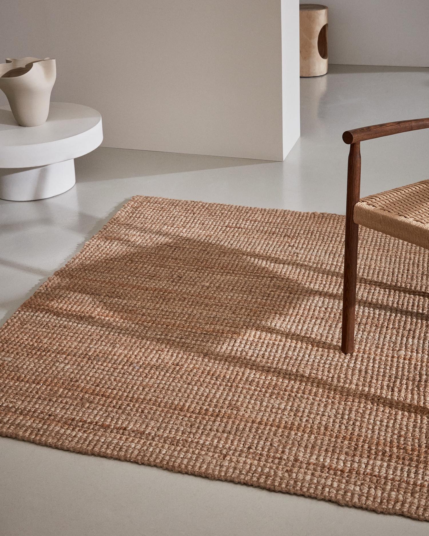 Der Madelin Teppich aus natürlicher Jute (200x300 cm) von Kave Home bringt nachhaltigen Stil in Ihr Zuhause.