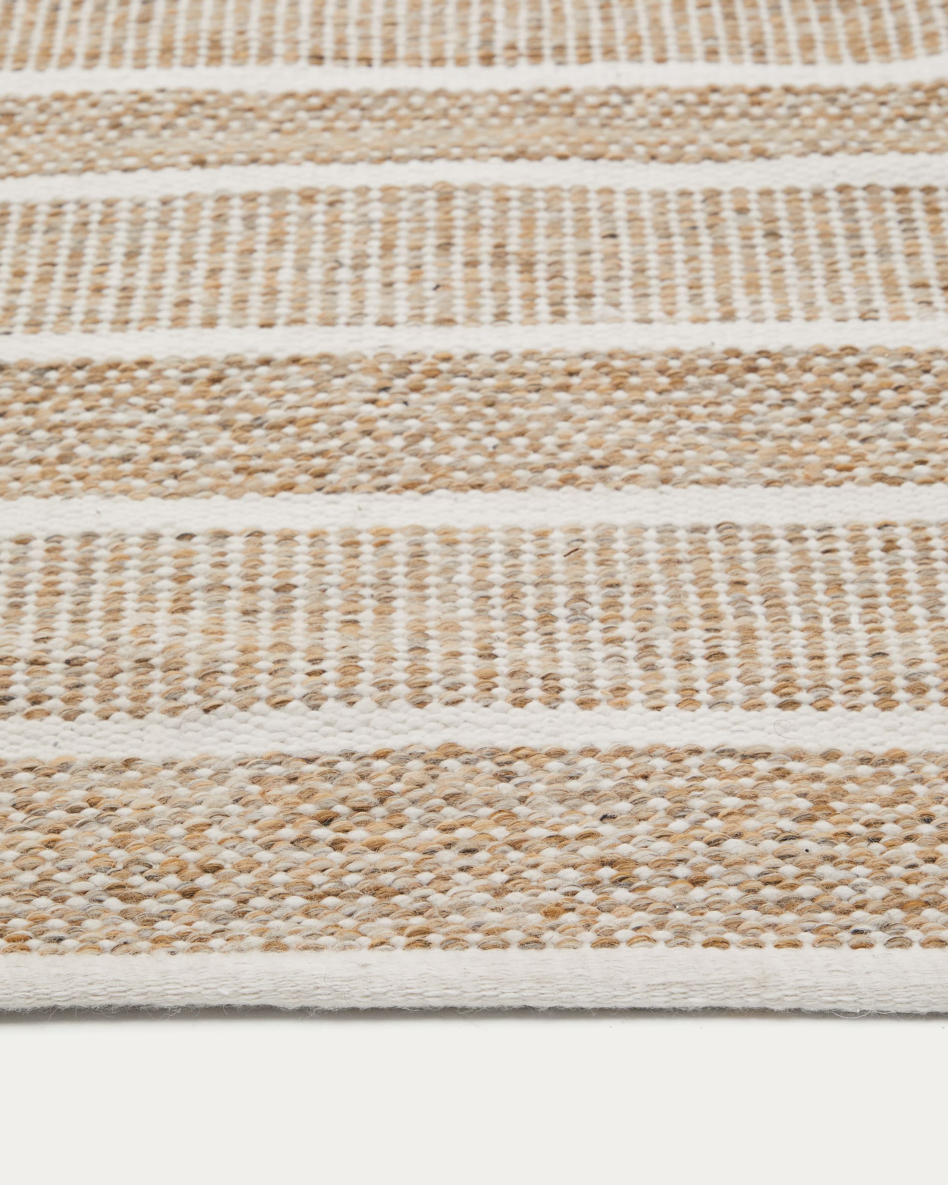 Desni Teppich 200x300 cm aus recyceltem PET in Beige von Kave Home. Nachhaltig, stilvoll und ideal für jeden Raum.