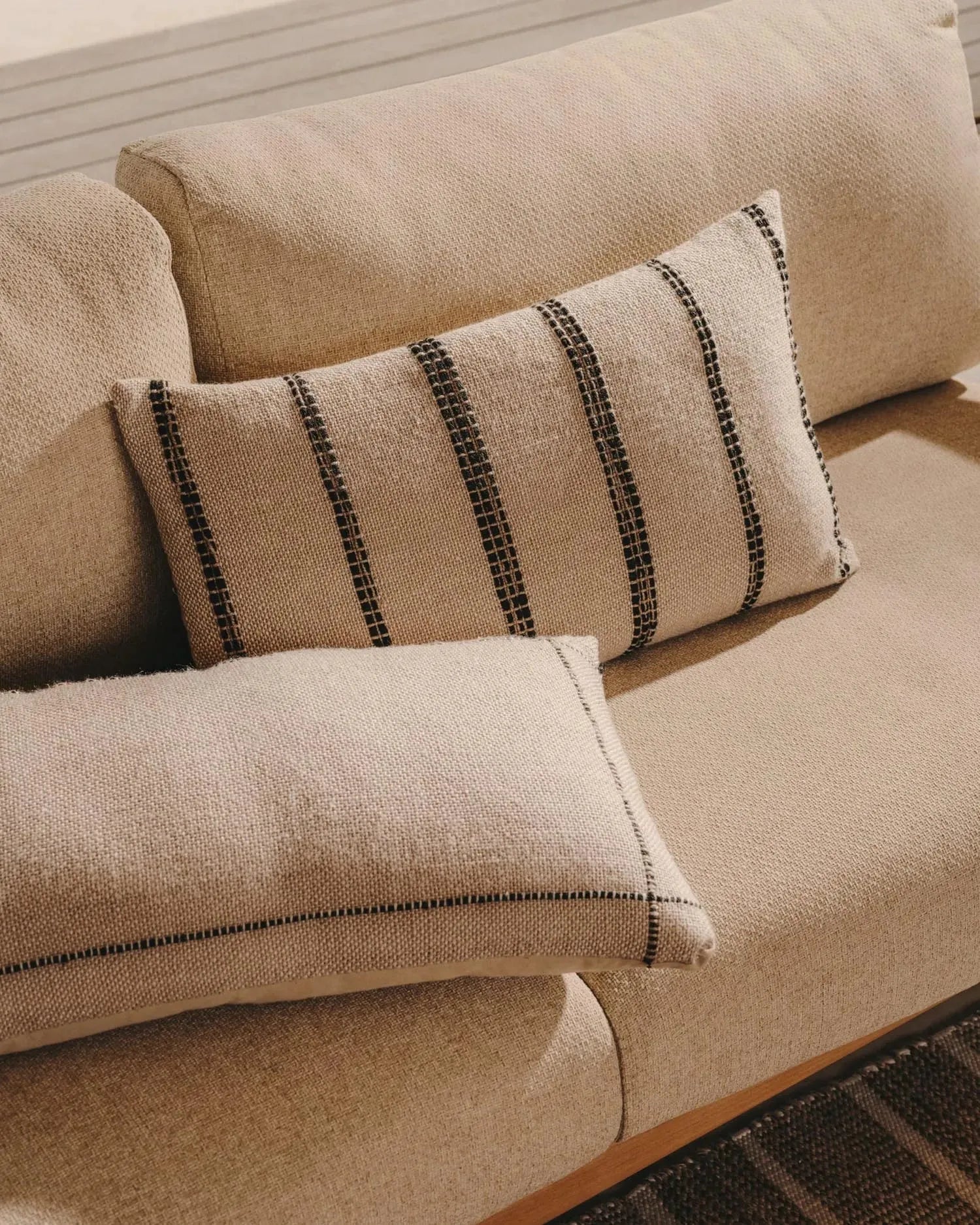 Desni Teppich 200x300 cm aus 100% recyceltem PET in Beige von Kave Home. Umweltfreundlich, elegant und vielseitig einsetzbar.
