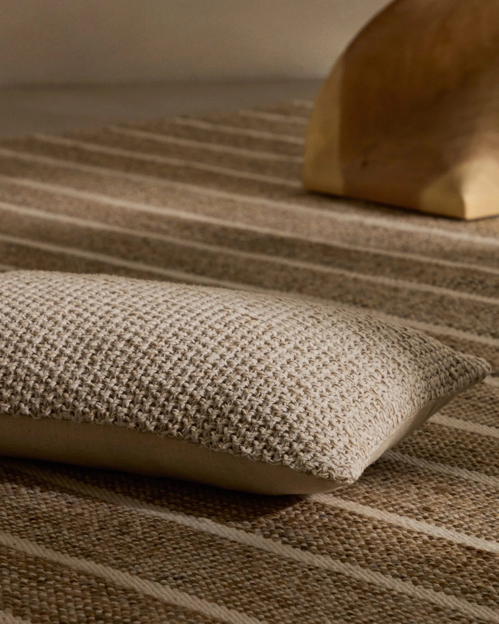 Desni Teppich 200x300 cm aus recyceltem PET in Beige von Kave Home. Nachhaltig, stilvoll und ideal für jeden Raum.