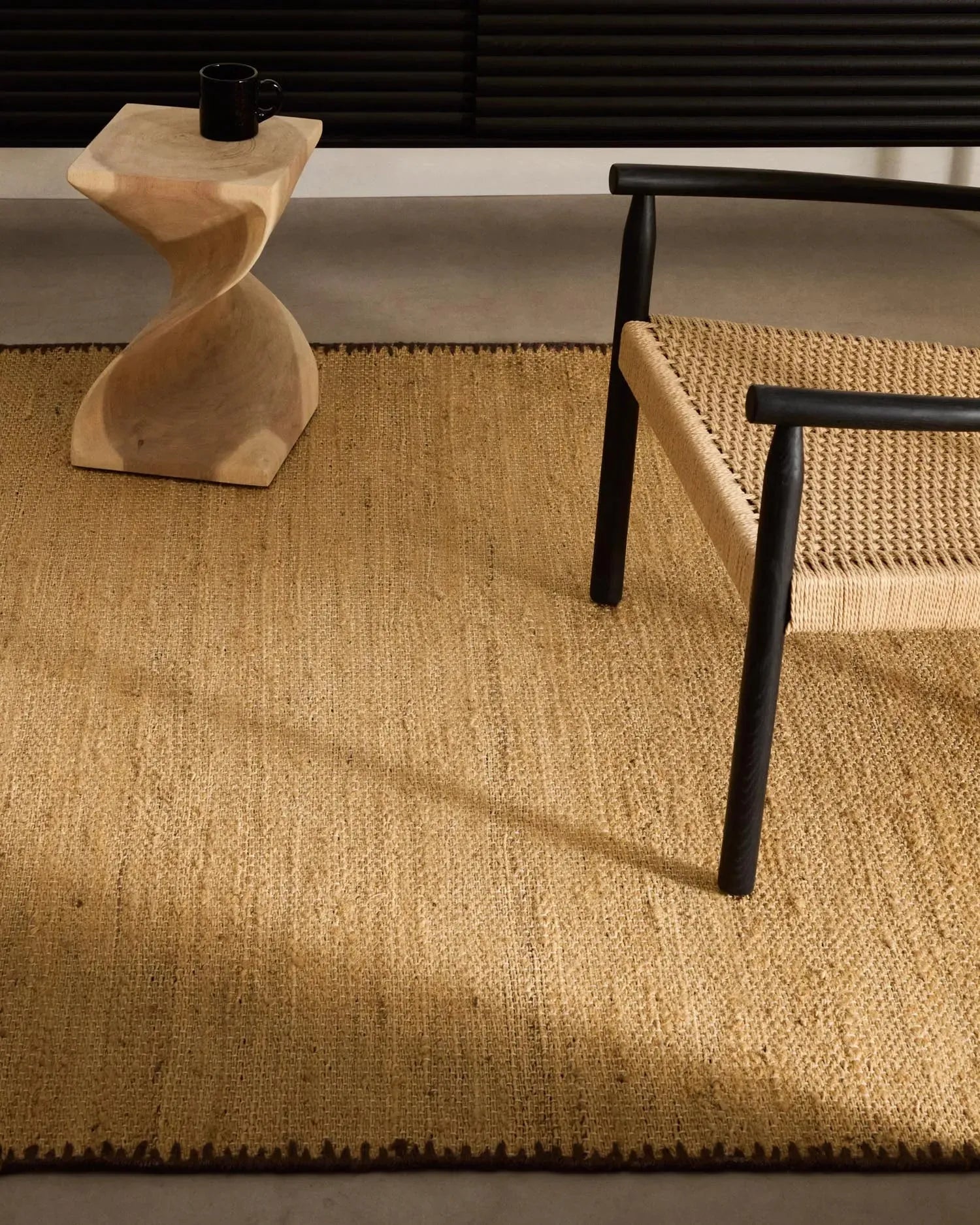 Sorina Jute-Teppich, 200x300 cm, naturfarben mit braunem Rand. Nachhaltig, stilvoll und ideal für jeden Raum.