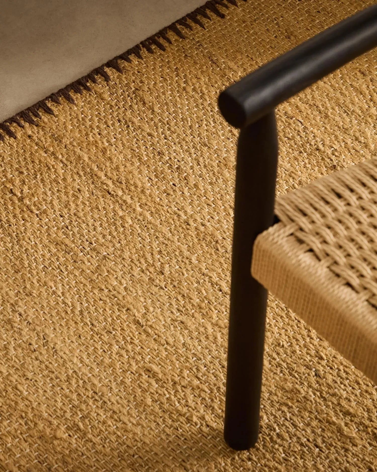 Sorina Teppich aus Jute, 160x230 cm, naturfarben mit braunem Rand. Nachhaltig, elegant und perfekt für Ihr Zuhause.