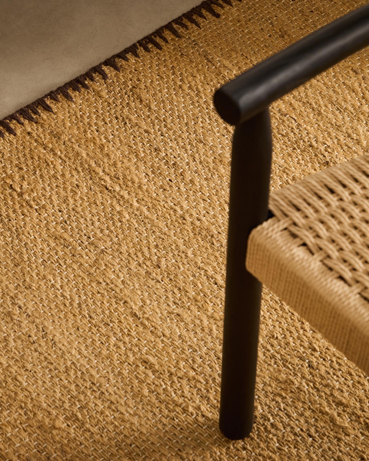 Sorina Jute-Teppich, 160x230 cm, naturfarben mit braunem Rand. Nachhaltig, stilvoll und ideal für jeden Raum.